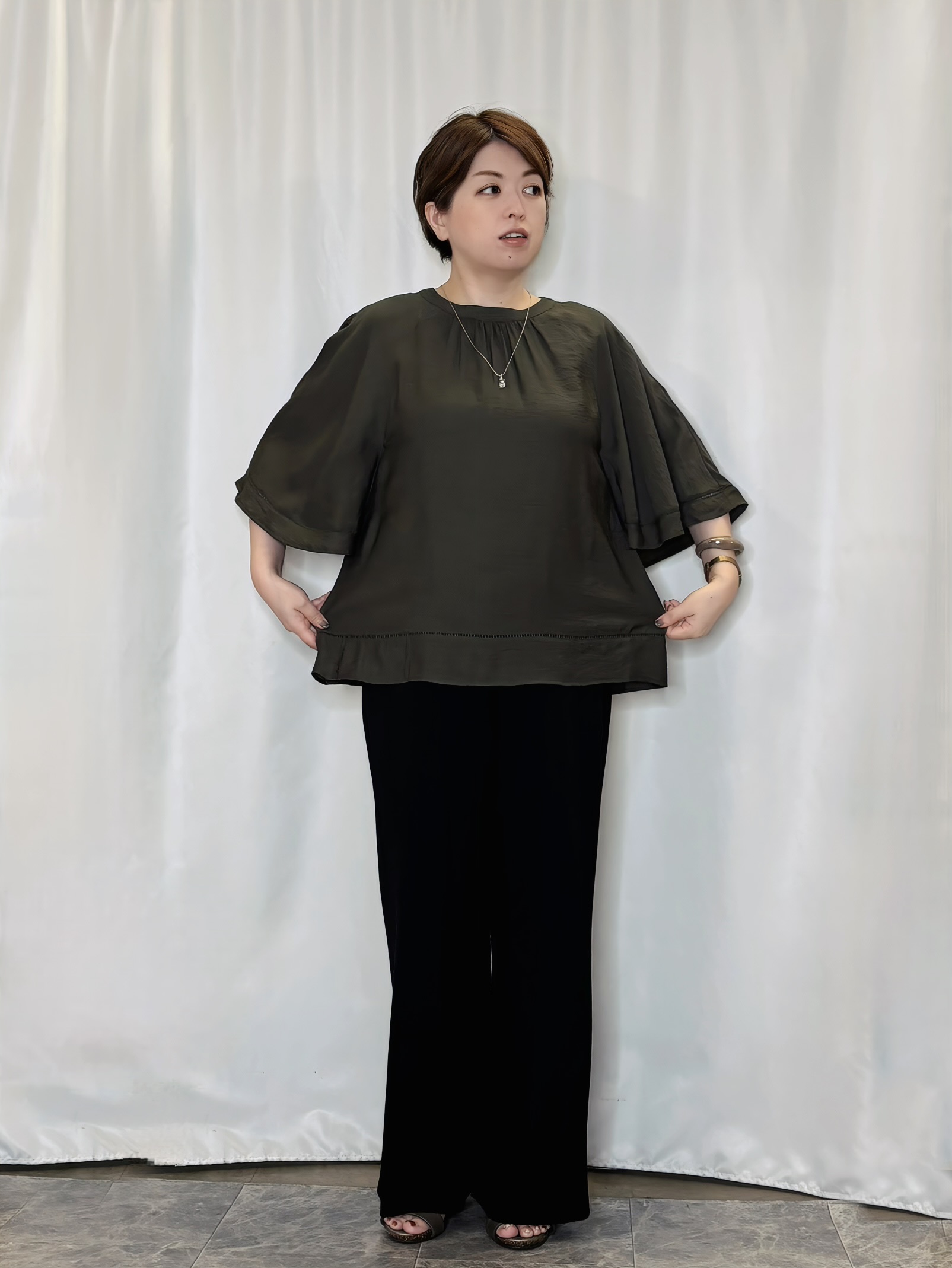 たみさんの「SHOO･LA･RUE｜【S-LL/洗濯機可/体型カバー】はしごレースがポイント スラブポンチョ風ブラウス」を使ったコーディネート
