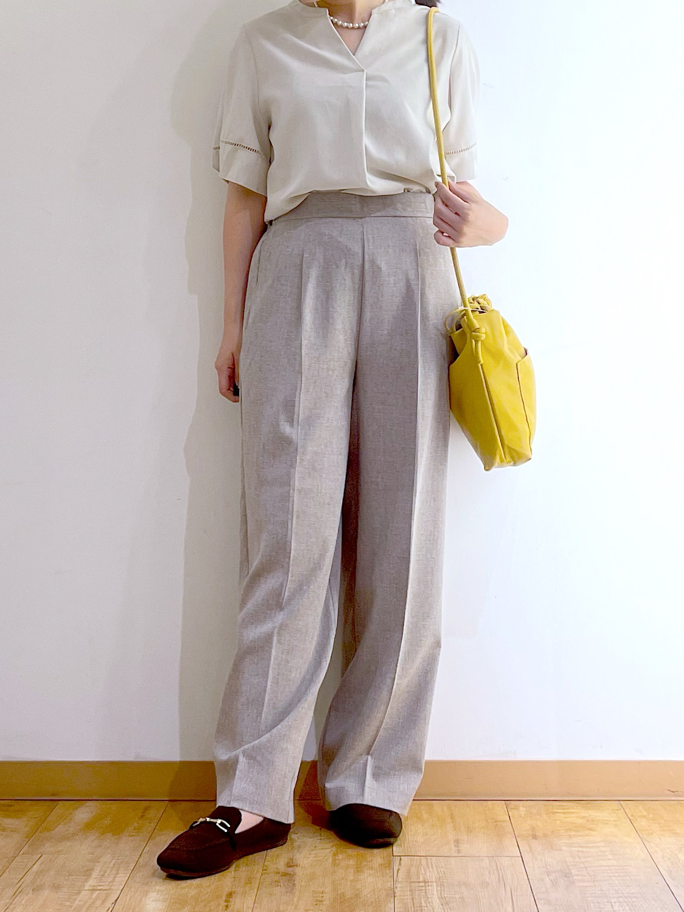 かのさんの「SHOO･LA･RUE｜【洗濯後しわになりにくい/インせずきまる】お袖のハシゴレースで涼やかに 麻調スキッパーブラウス」を使ったコーディネート