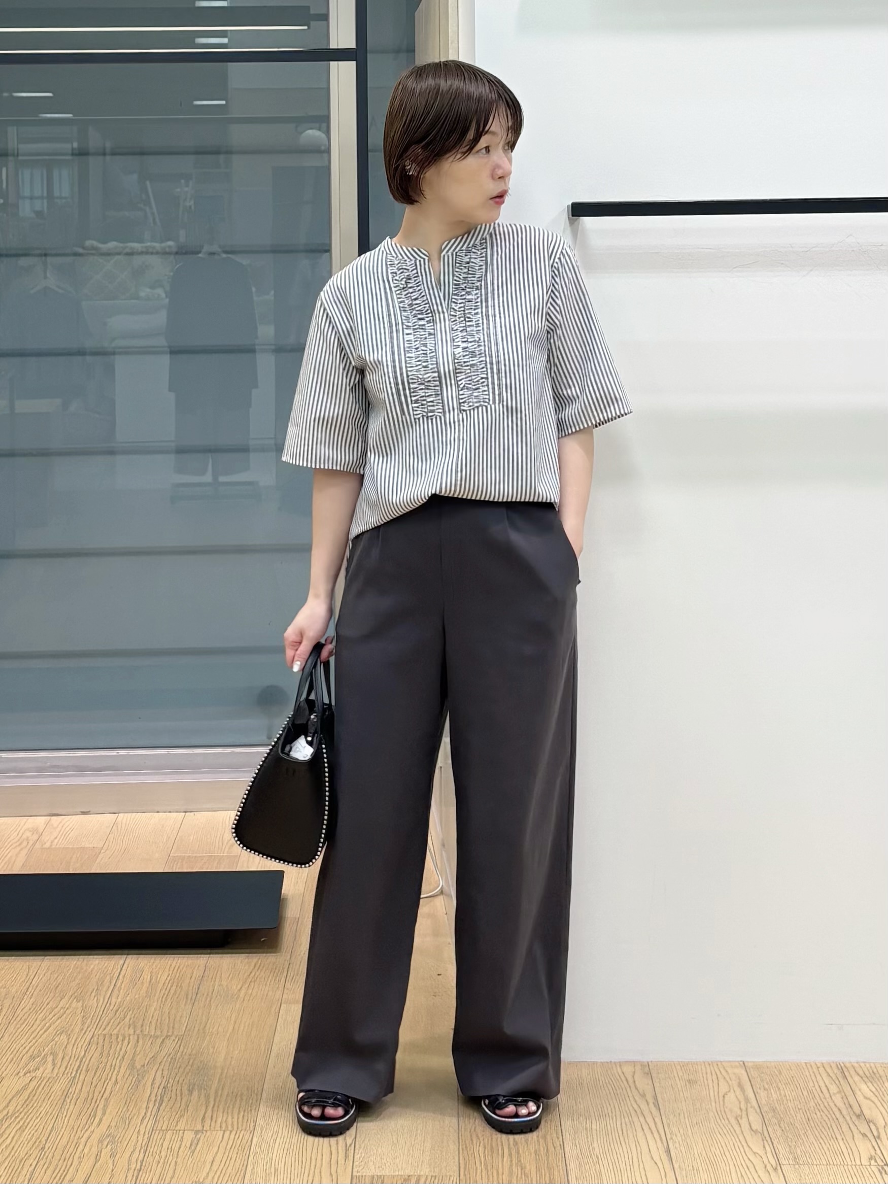 asamiさんの「INDIVI｜【褒められパンツ／洗える／ウエストゴム】ワイドタックパンツ」を使ったコーディネート
