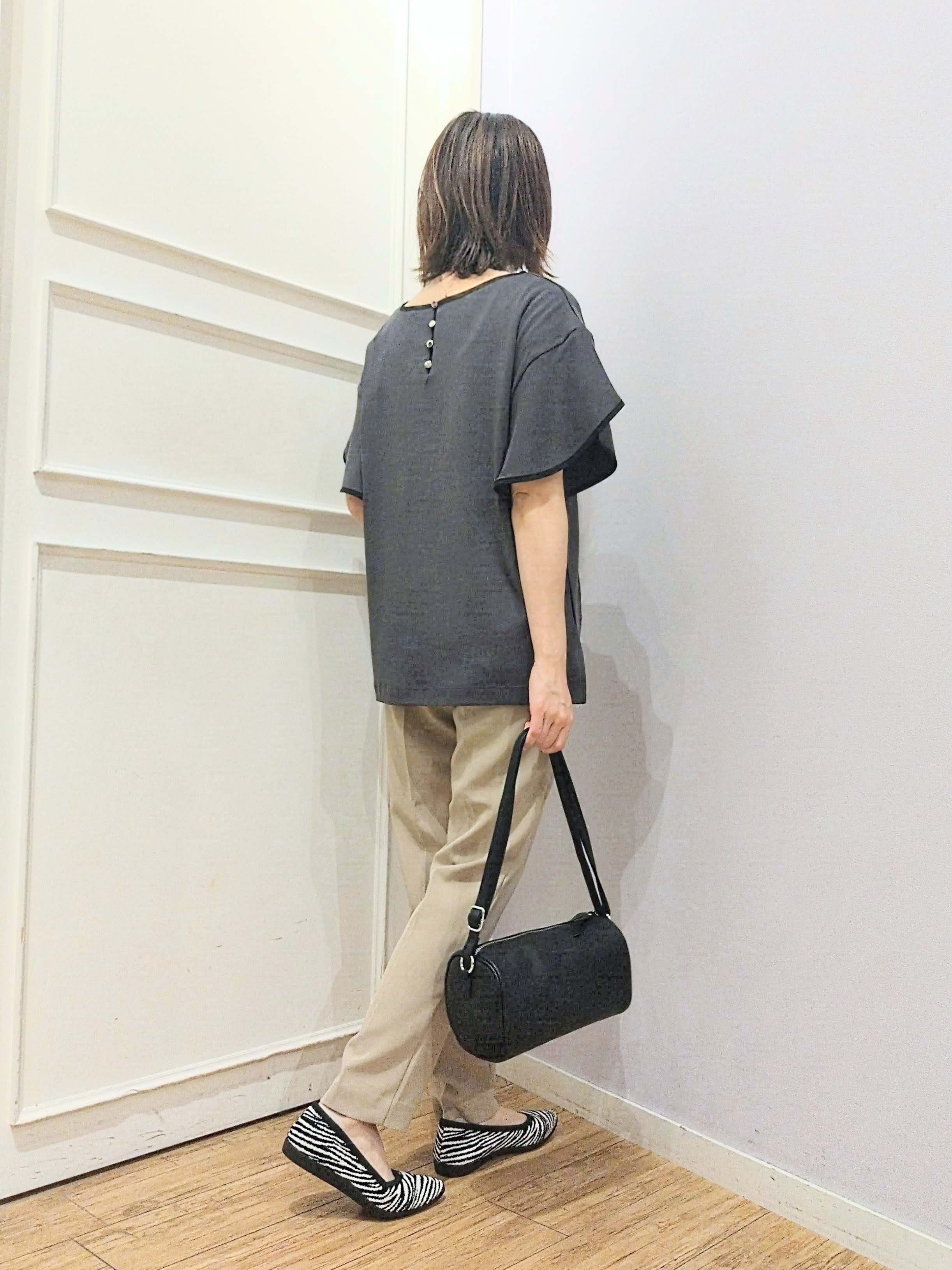 miomioさんの「SHOO･LA･RUE｜【洗濯機可/S-LL】配色パイピング フレアスリーブトップス」を使ったコーディネート