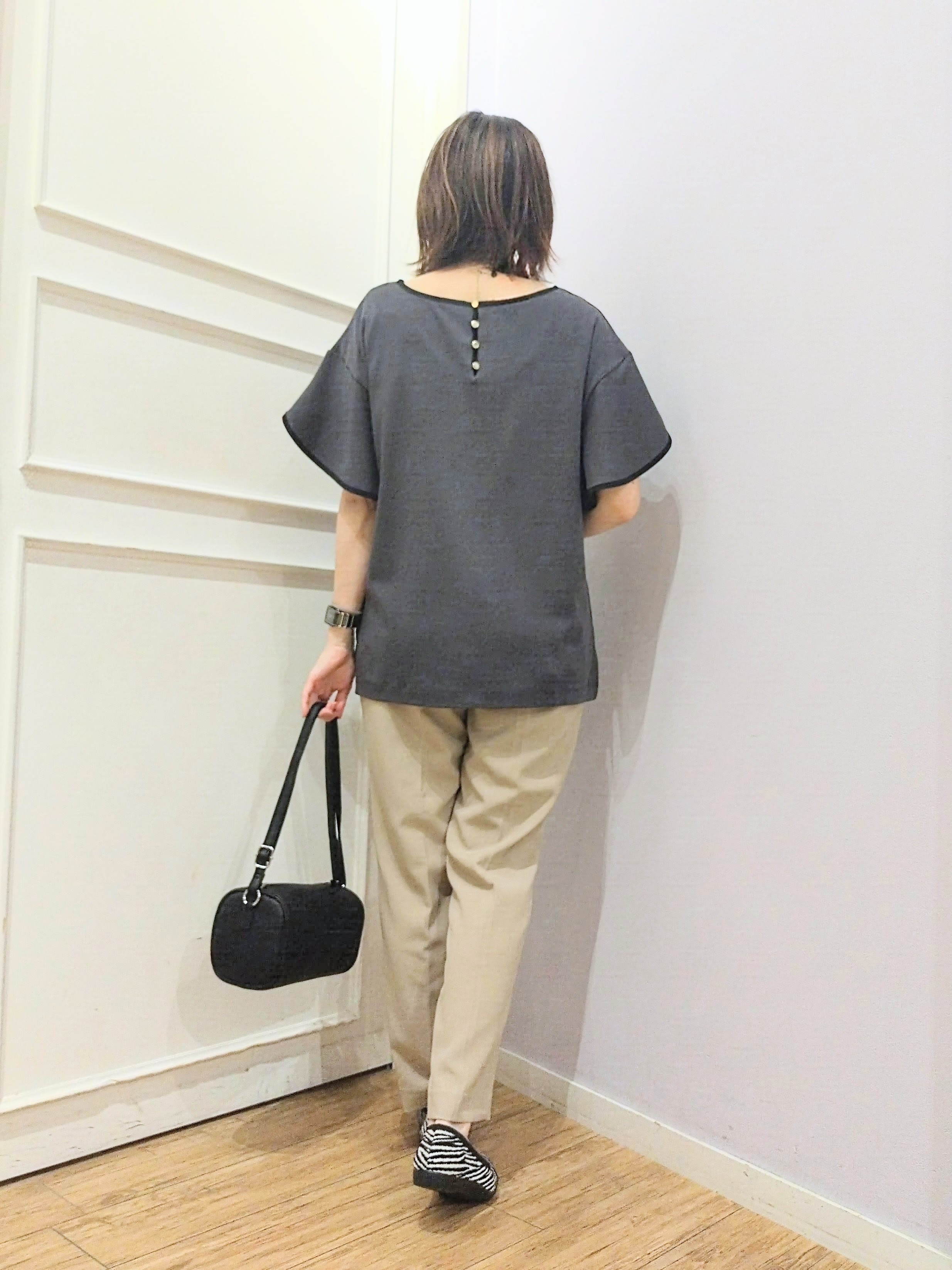 miomioさんの「SHOO･LA･RUE｜【洗濯機可/S-LL】配色パイピング フレアスリーブトップス」を使ったコーディネート