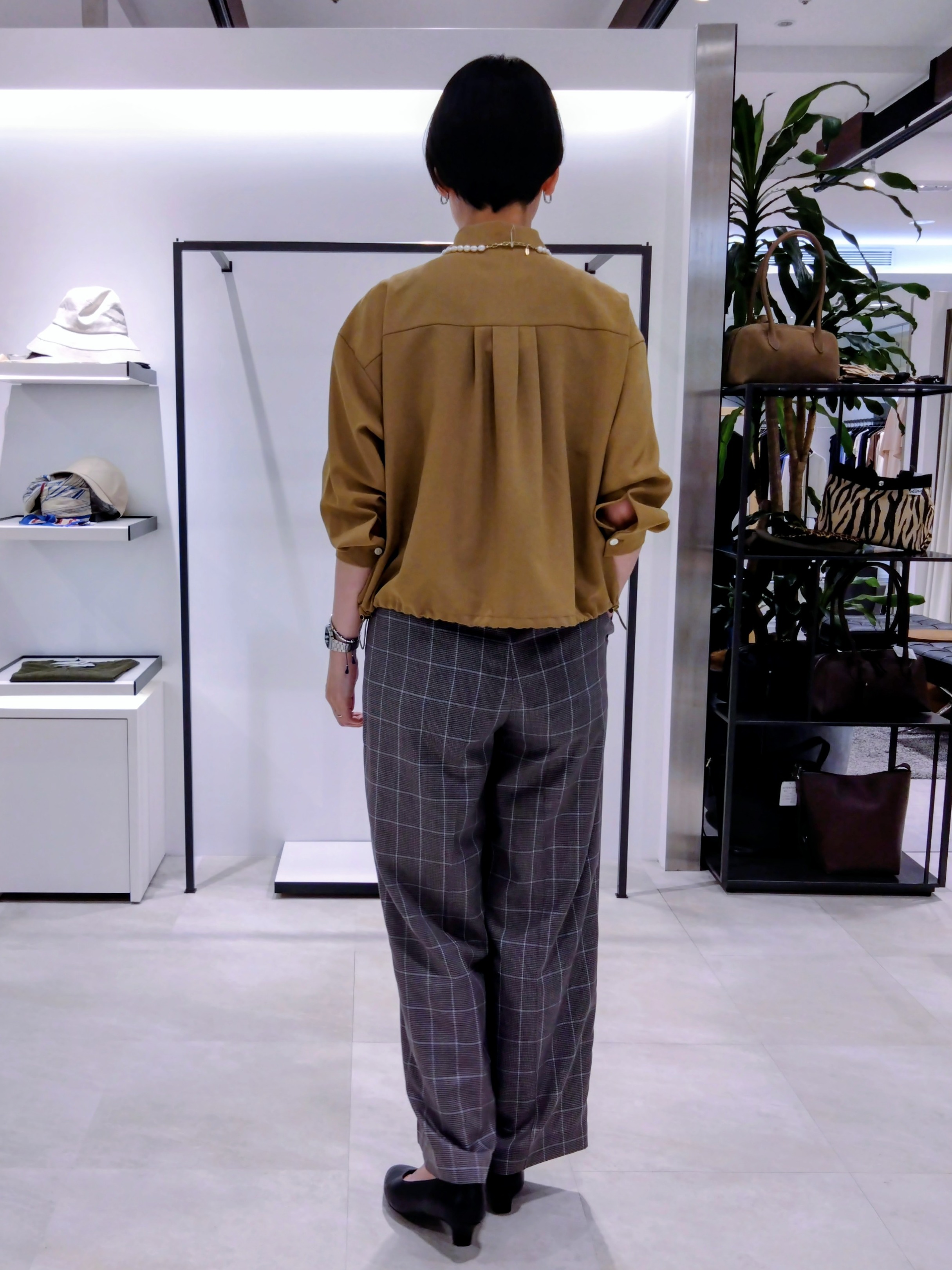 まちこさんの「UNTITLED｜【秋羽織り/セットアップ可/UVカット】エアリークールドロストシャツ」を使ったコーディネート