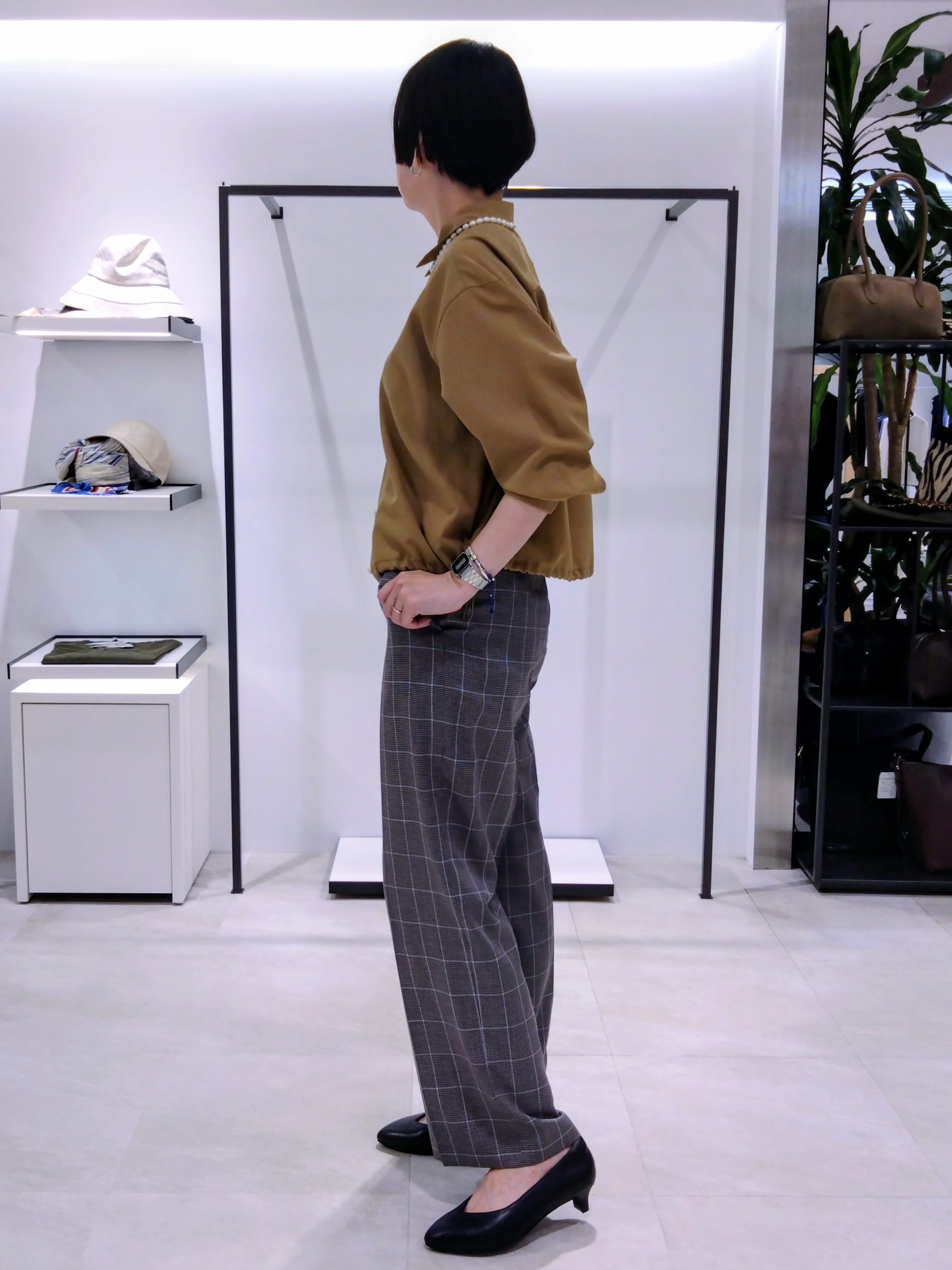 まちこさんの「UNTITLED｜【秋羽織り/セットアップ可/UVカット】エアリークールドロストシャツ」を使ったコーディネート