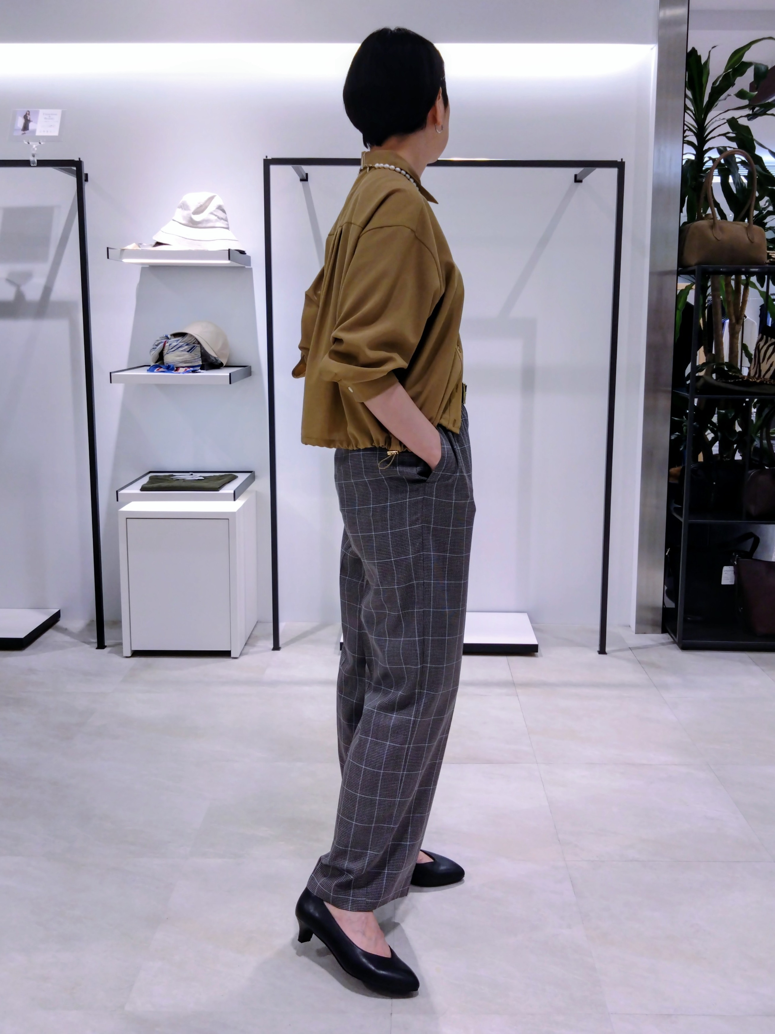 まちこさんの「UNTITLED｜【秋羽織り/セットアップ可/UVカット】エアリークールドロストシャツ」を使ったコーディネート