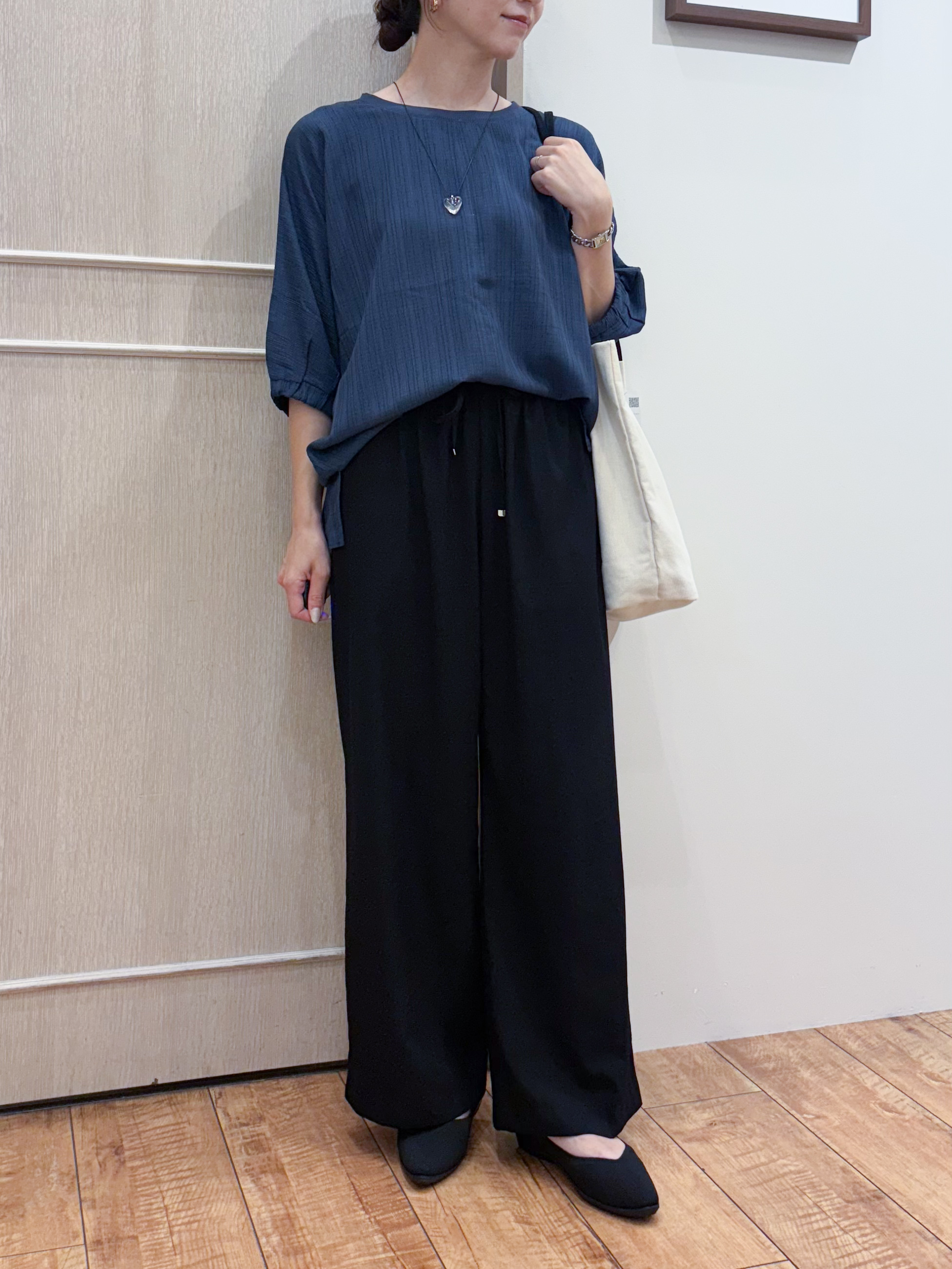 なみさんの「SHOO･LA･RUE｜【インせず着られる/洗濯後しわになりにくい】しぼしぼドルマンブラウス」を使ったコーディネート