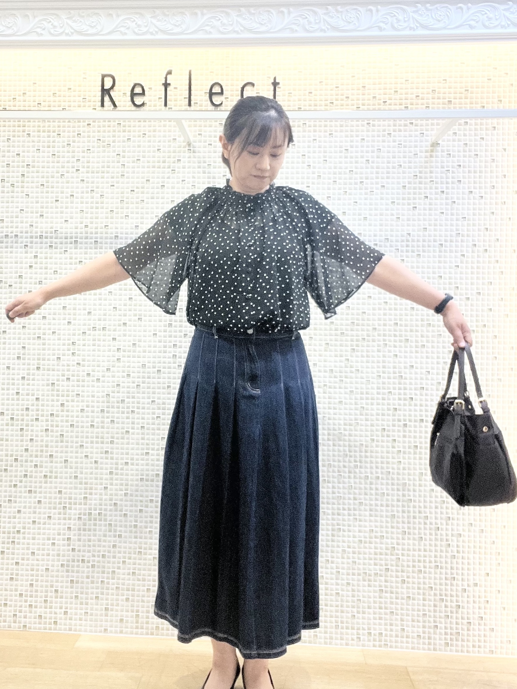 KAOさんの「Reflect｜【セットアップ／手洗い可】ドット柄シアーブラウス」を使ったコーディネート