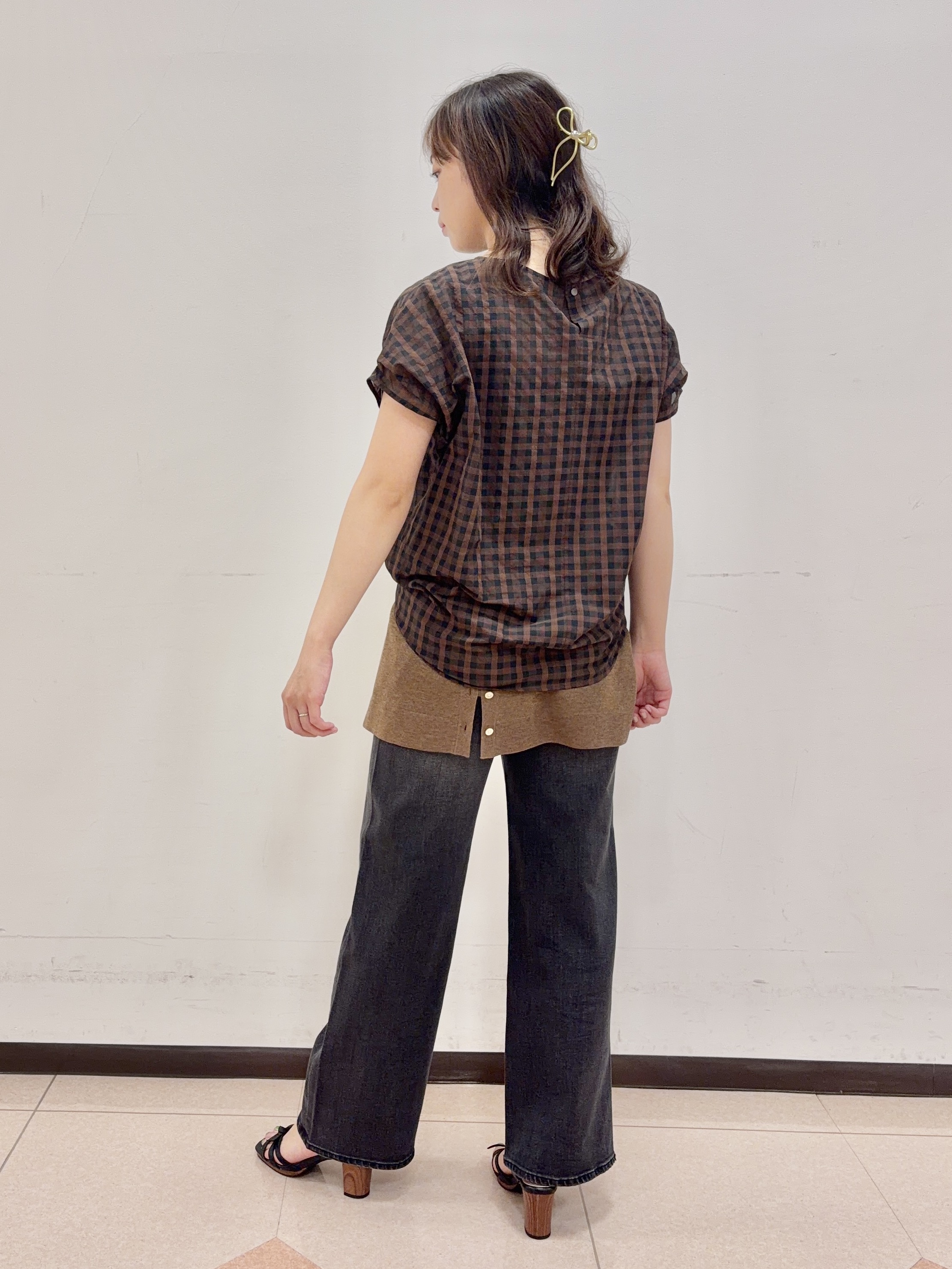 りおさんの「UNTITLED｜シアーチェックブラウス」を使ったコーディネート