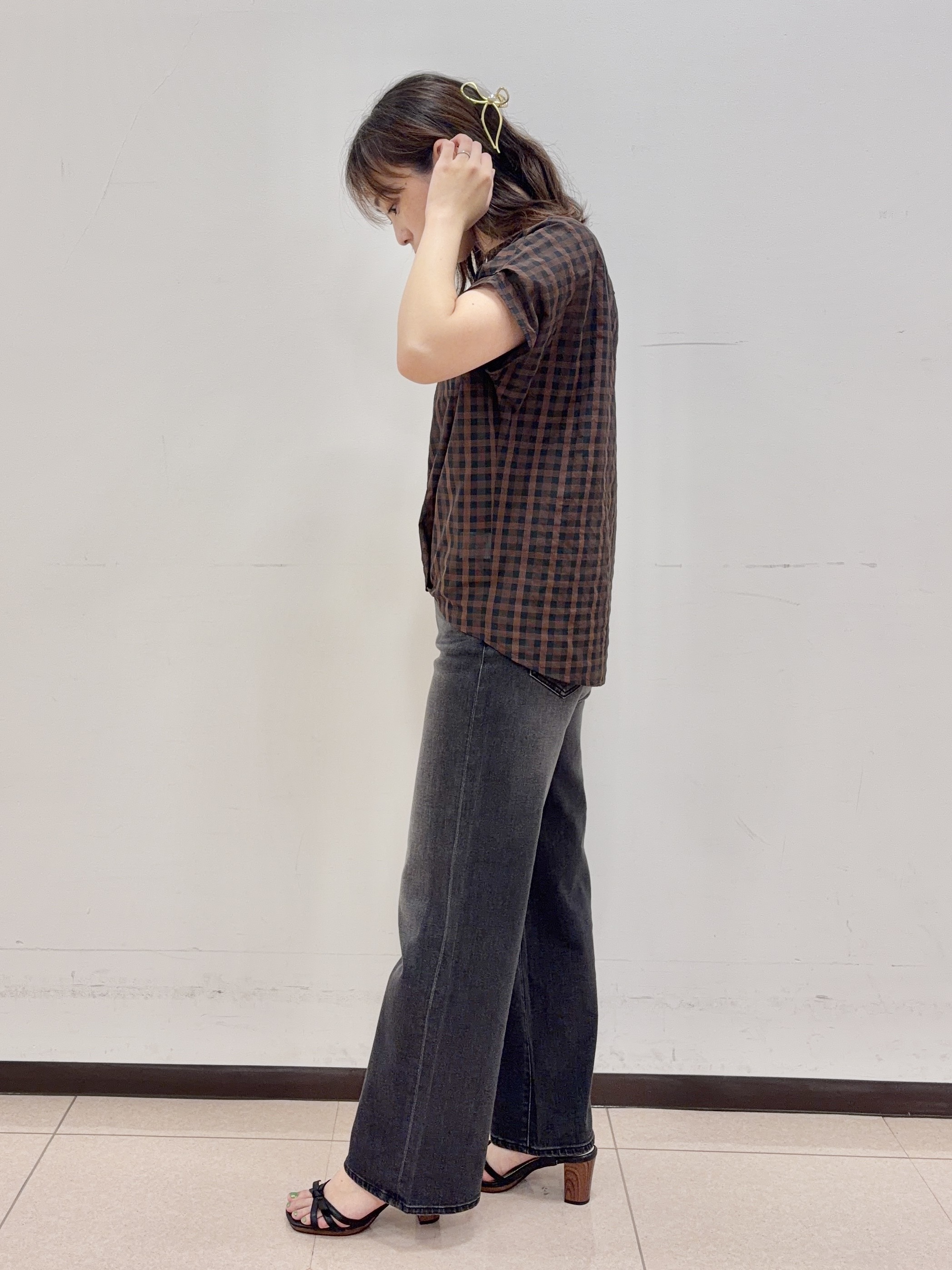 りおさんの「UNTITLED｜シアーチェックブラウス」を使ったコーディネート