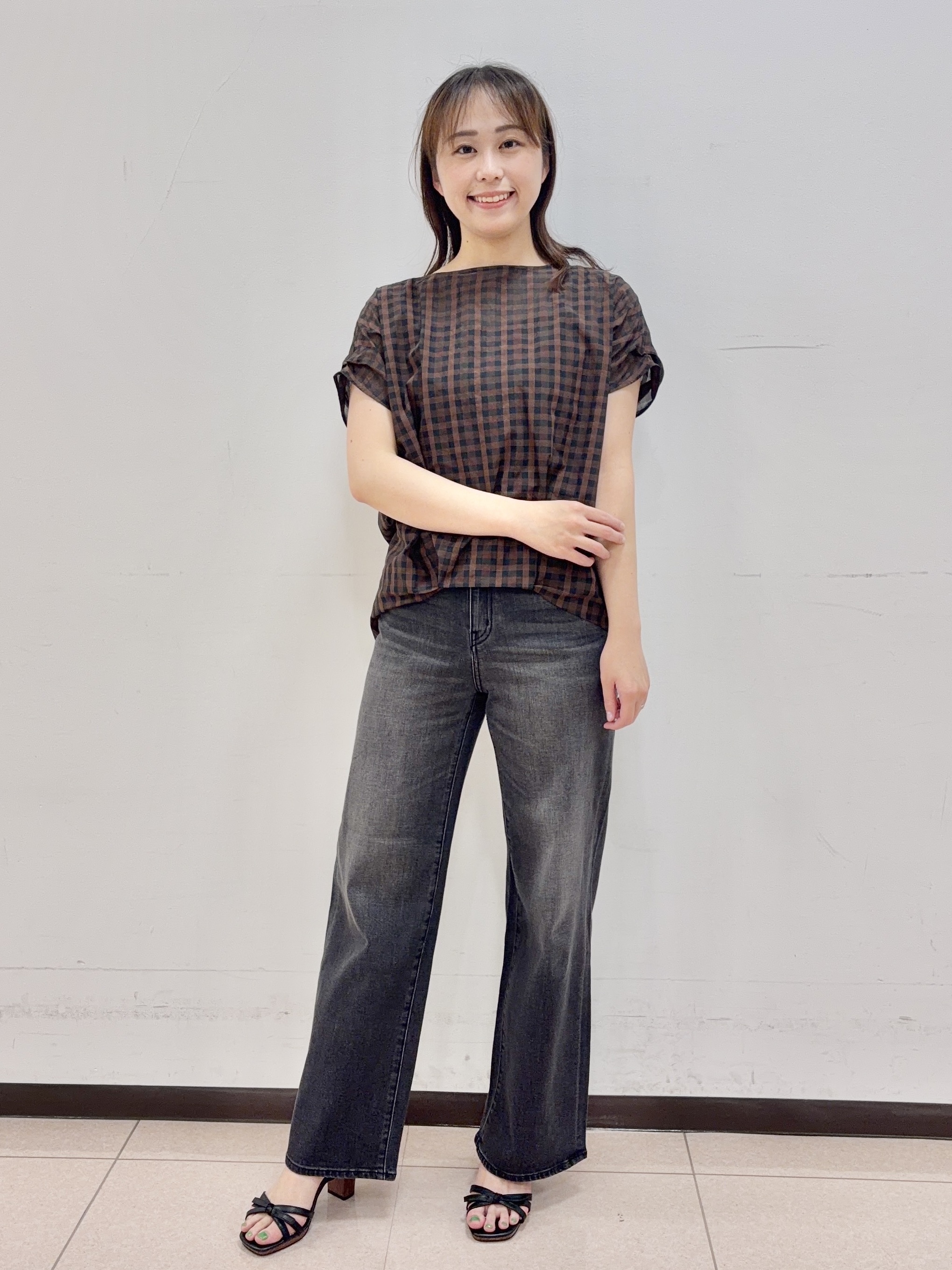 りおさんの「UNTITLED｜シアーチェックブラウス」を使ったコーディネート