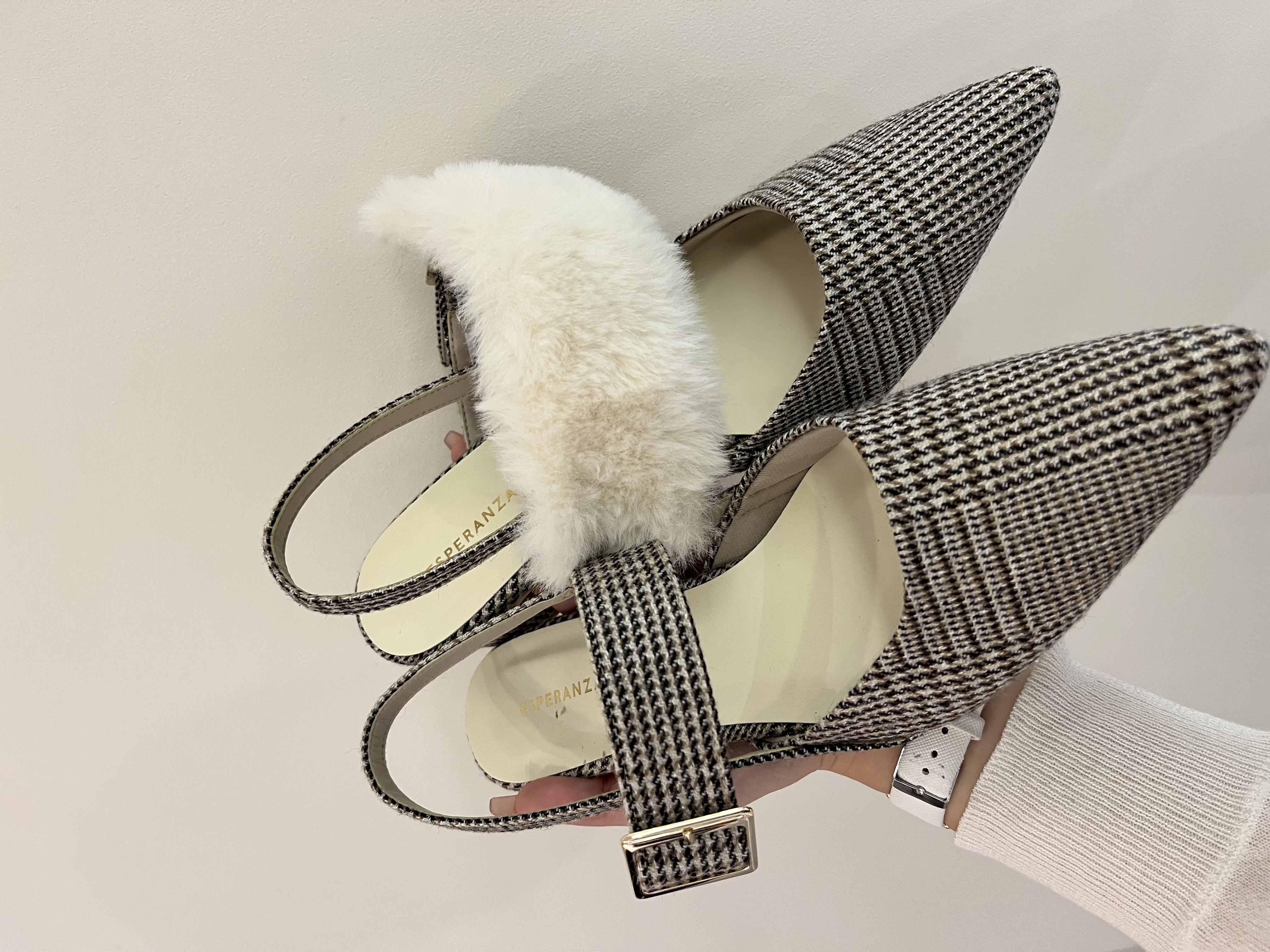 このかさんの「ESPERANZA｜【Fur Collection】ファー付き2WAYスリングバックミュールパンプス」を使ったコーディネート