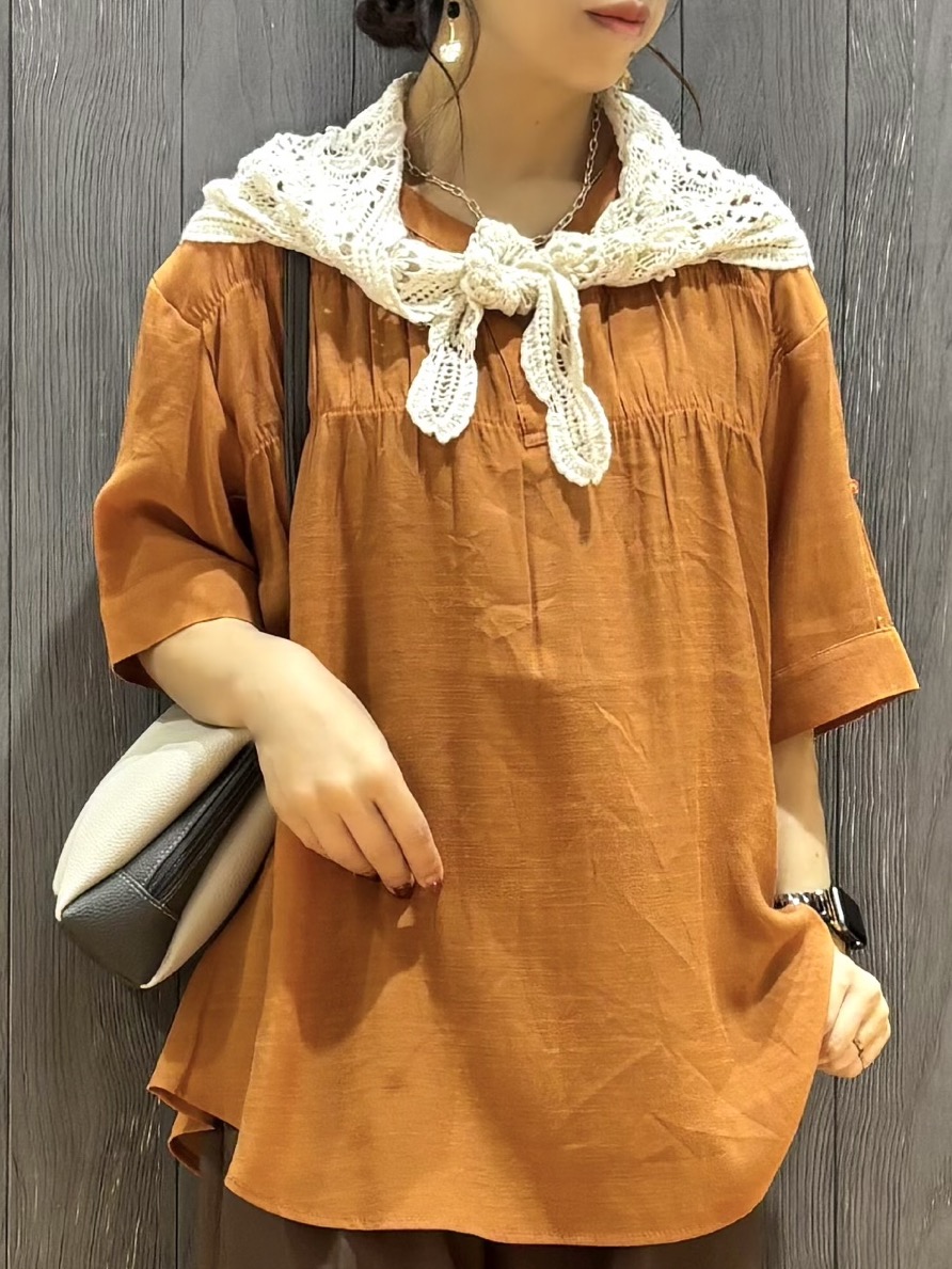 meiさんの「SHOO･LA･RUE｜【UV/洗濯機可】お袖の長さが調整出来る シャーリングスキッパーブラウス」を使ったコーディネート