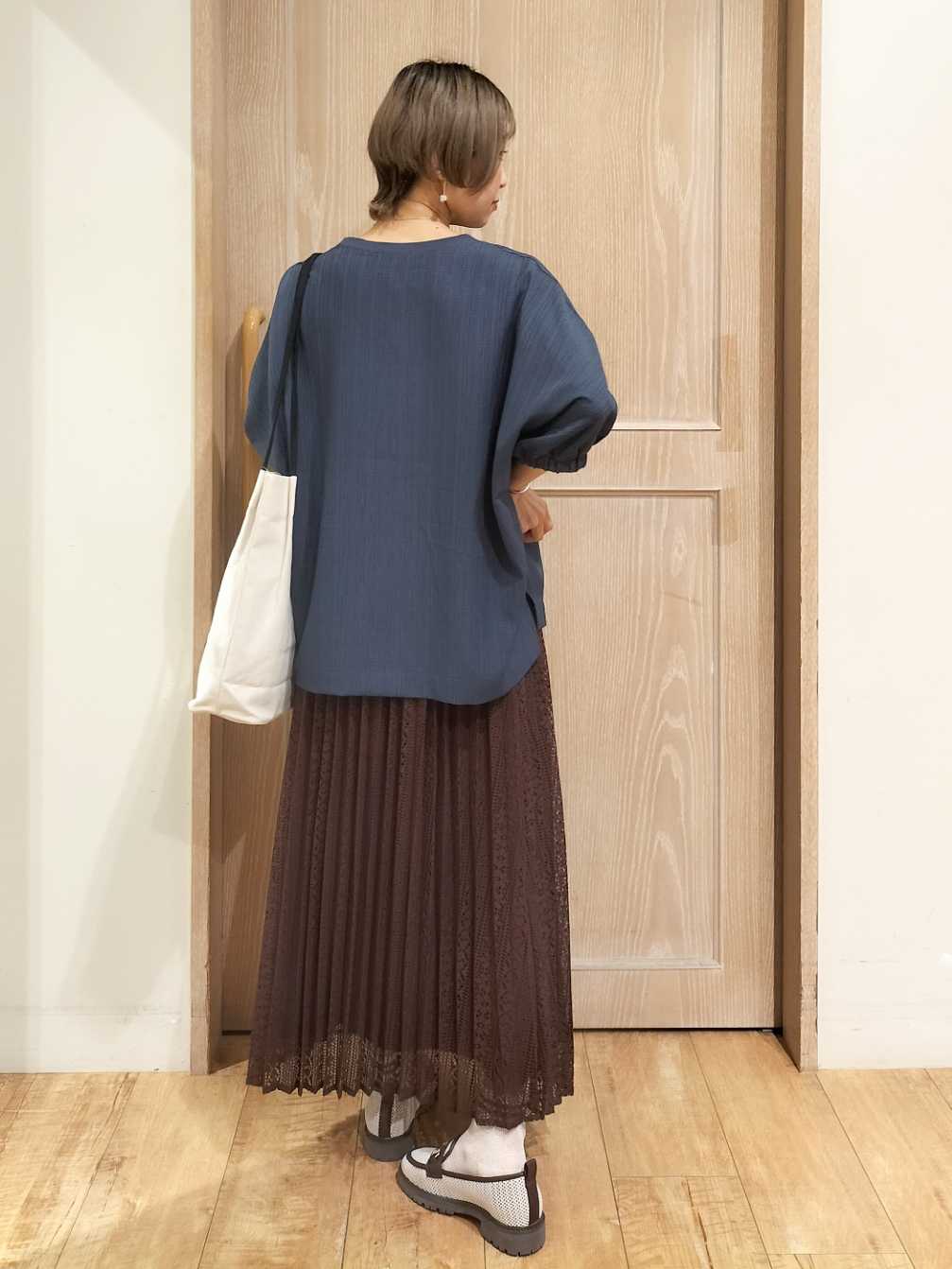 YUKIさんの「SHOO･LA･RUE｜【インせず着られる/洗濯後しわになりにくい】しぼしぼドルマンブラウス」を使ったコーディネート