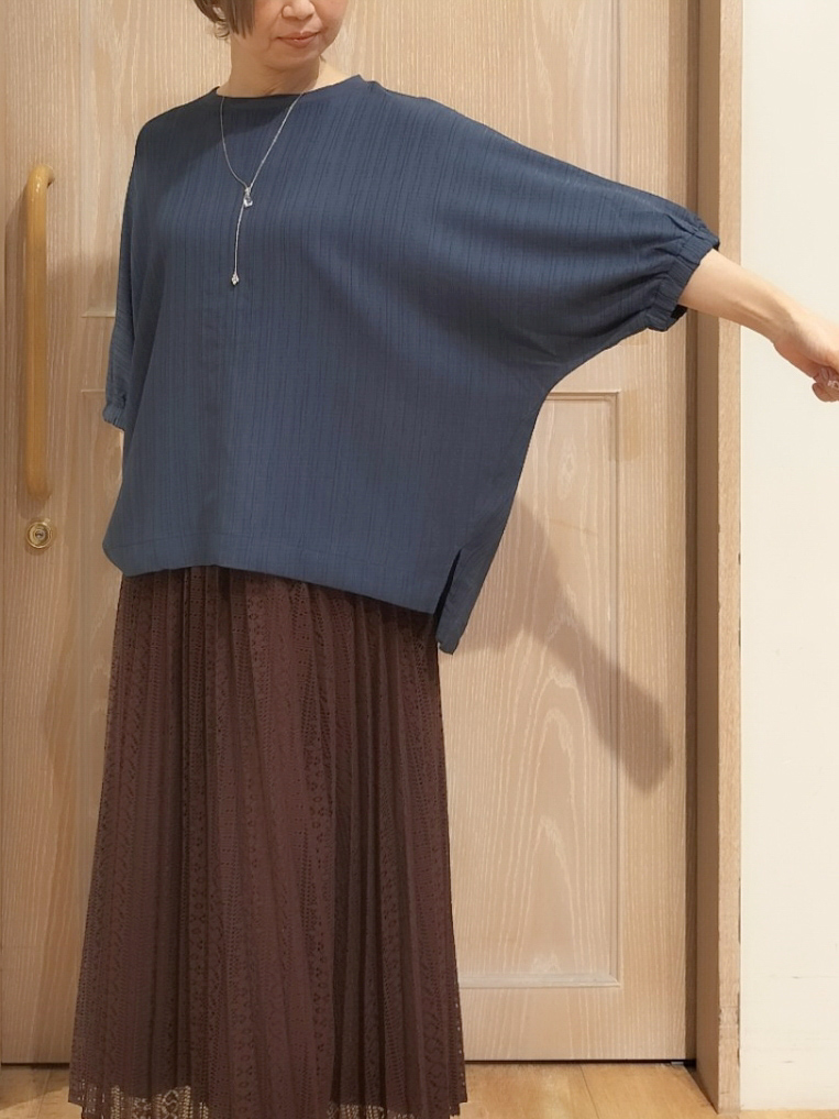 YUKIさんの「SHOO･LA･RUE｜【インせず着られる/洗濯後しわになりにくい】しぼしぼドルマンブラウス」を使ったコーディネート