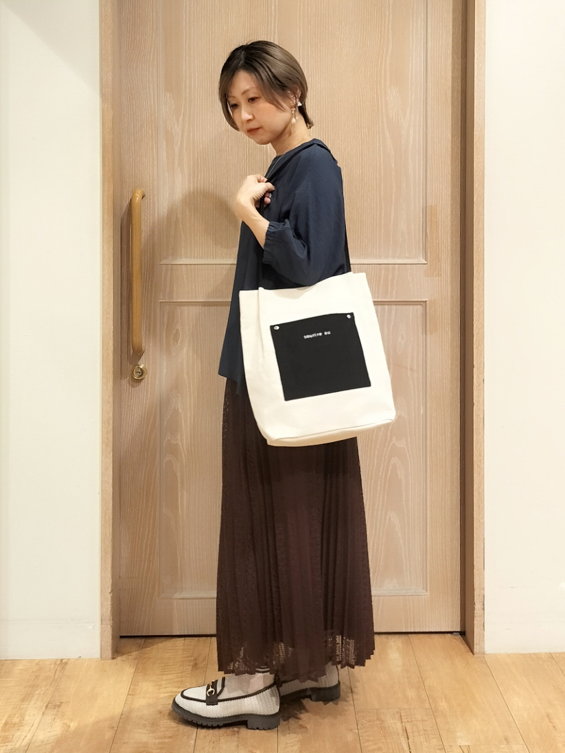 YUKIさんの「SHOO･LA･RUE｜【インせず着られる/洗濯後しわになりにくい】しぼしぼドルマンブラウス」を使ったコーディネート