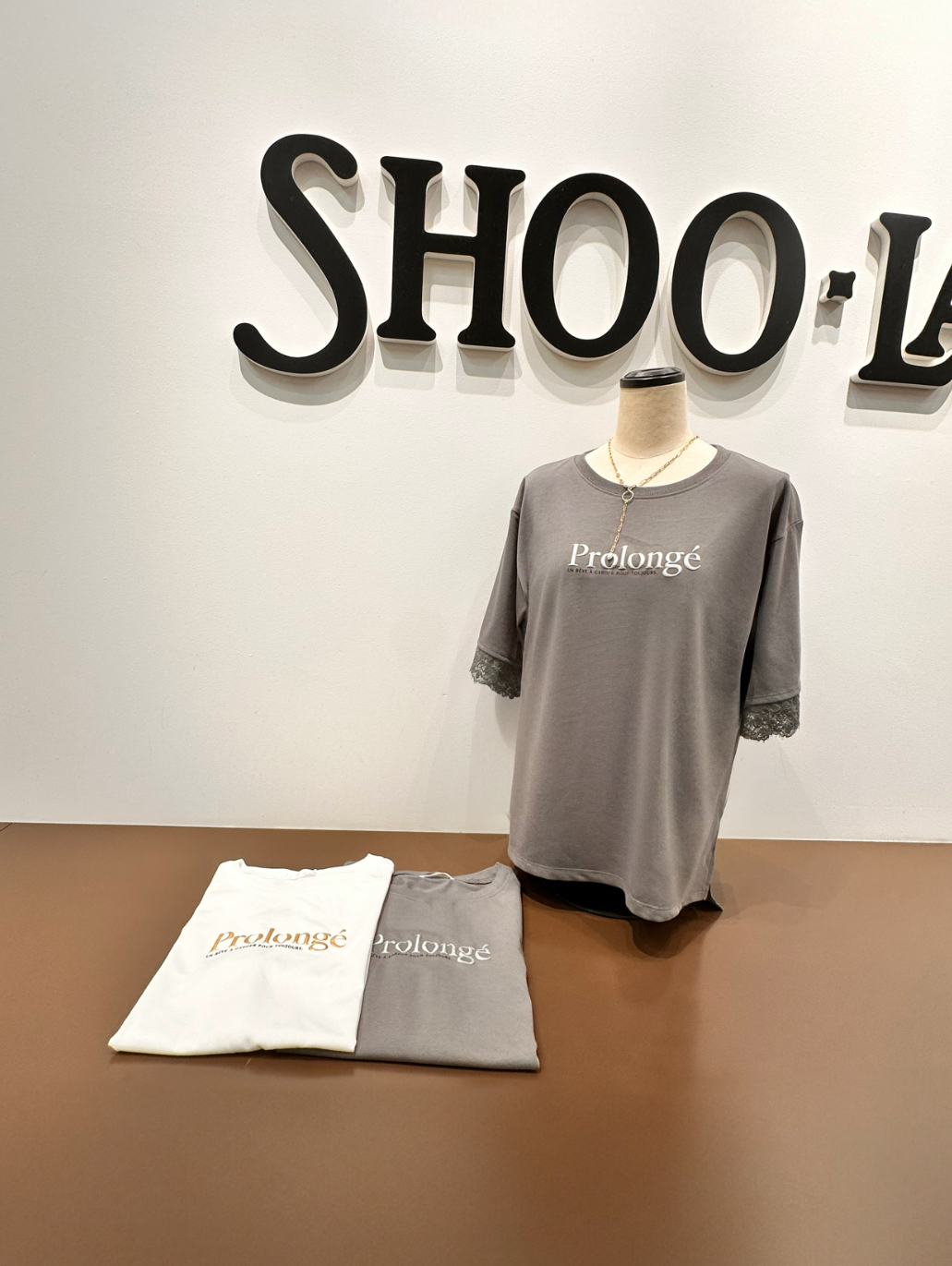 Yossyさんの「SHOO･LA･RUE｜【UV/S-LL/洗濯機可】柄アソート お袖レースが旬顔 上品に決まる大人Tシャツ」を使ったコーディネート