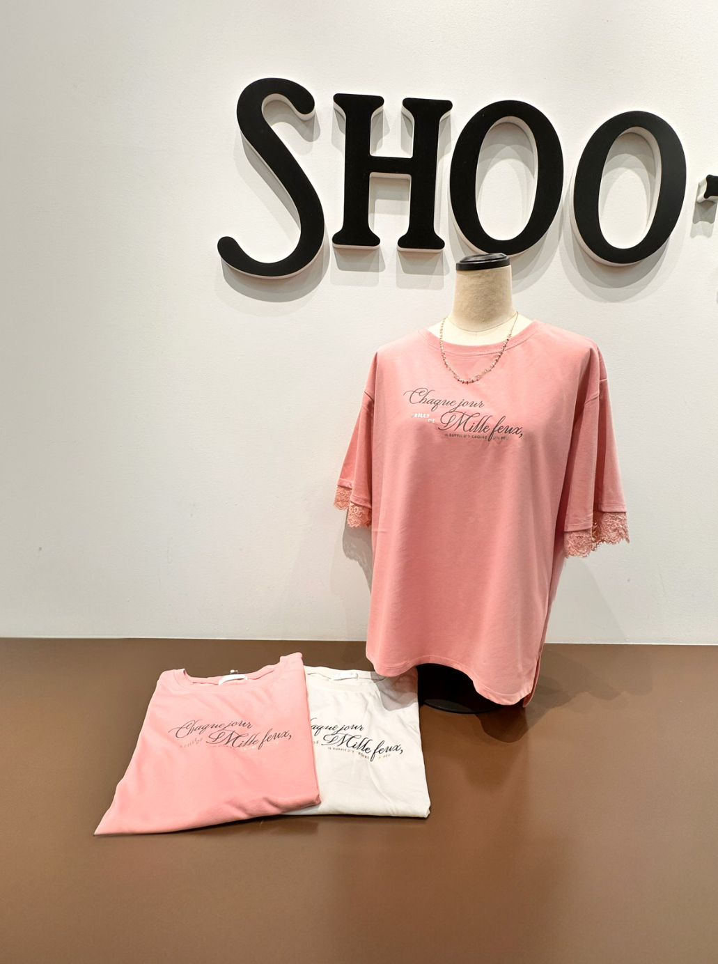 Yossyさんの「SHOO･LA･RUE｜【UV/S-LL/洗濯機可】柄アソート お袖レースが旬顔 上品に決まる大人Tシャツ」を使ったコーディネート