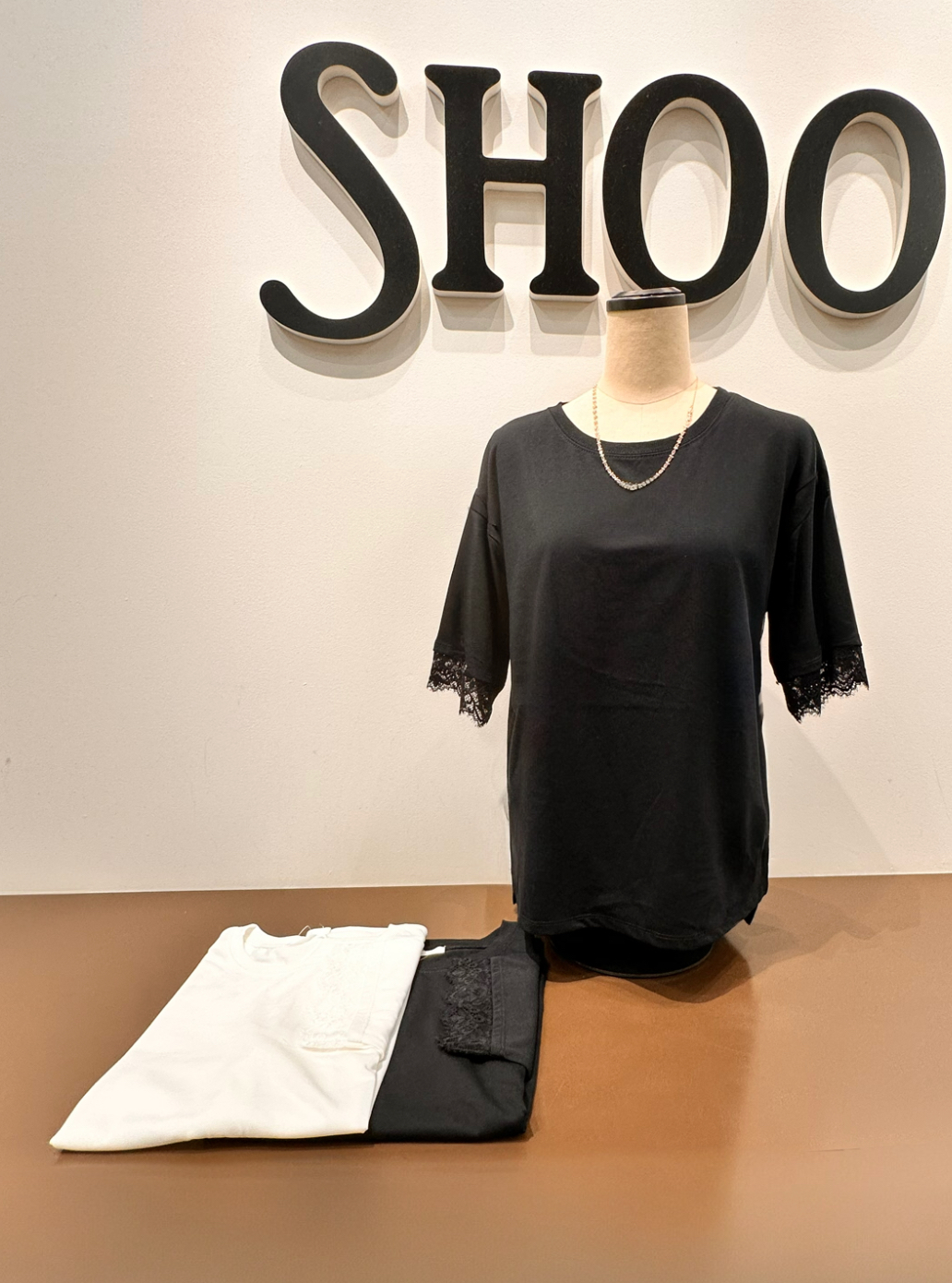 Yossyさんの「SHOO･LA･RUE｜【UV/S-LL/洗濯機可】柄アソート お袖レースが旬顔 上品に決まる大人Tシャツ」を使ったコーディネート