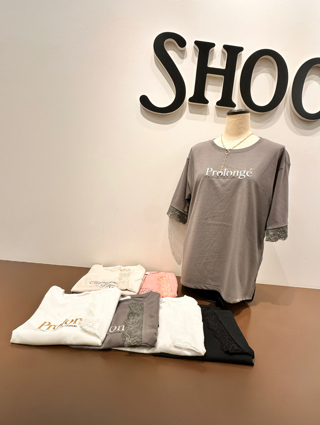 Yossyさんの「SHOO･LA･RUE｜【UV/S-LL/洗濯機可】柄アソート お袖レースが旬顔 上品に決まる大人Tシャツ」を使ったコーディネート