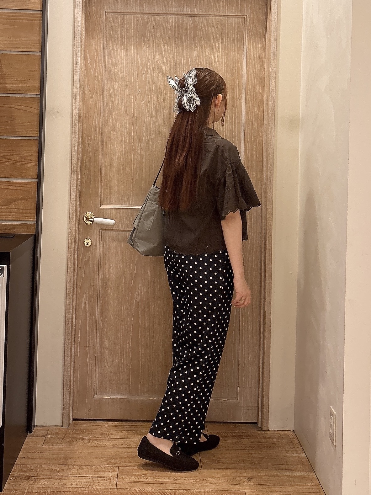 miiさんの「SHOO･LA･RUE｜【洗濯機可/綿100％/体型カバー】刺繍レースがこなれ見え 二の腕が隠せる ペプラムブラウス」を使ったコーディネート