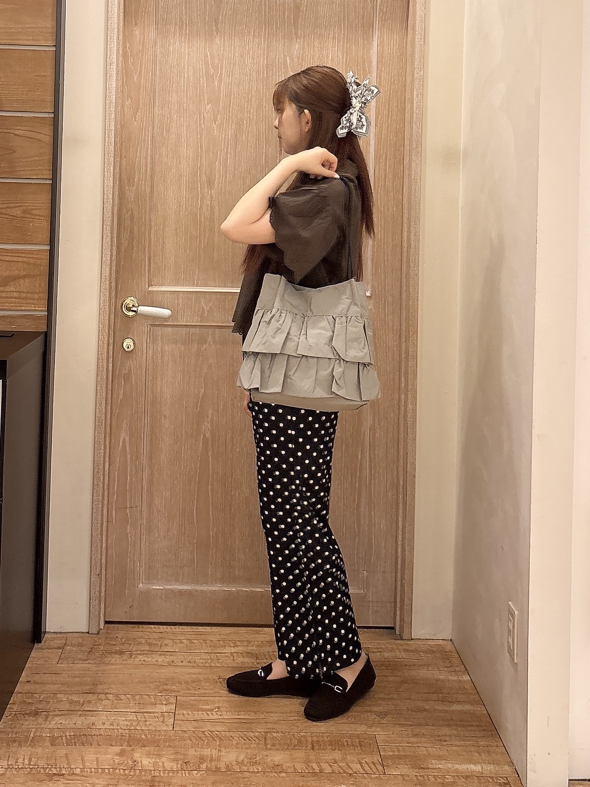 miiさんの「SHOO･LA･RUE｜【洗濯機可/綿100％/体型カバー】刺繍レースがこなれ見え 二の腕が隠せる ペプラムブラウス」を使ったコーディネート