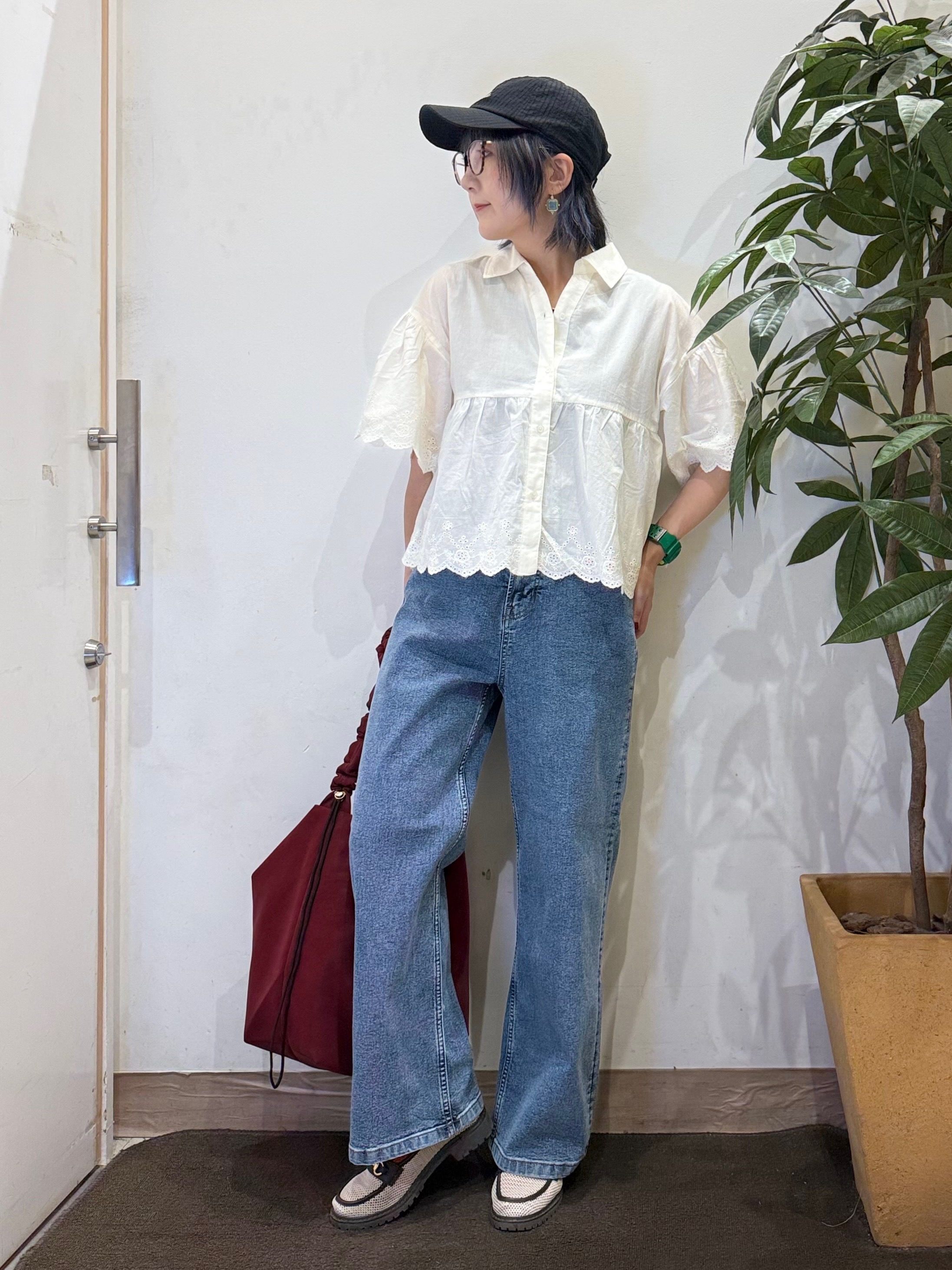misakiさんの「SHOO･LA･RUE｜【洗濯機可/綿100％/体型カバー】刺繍レースがこなれ見え 二の腕が隠せる ペプラムブラウス」を使ったコーディネート