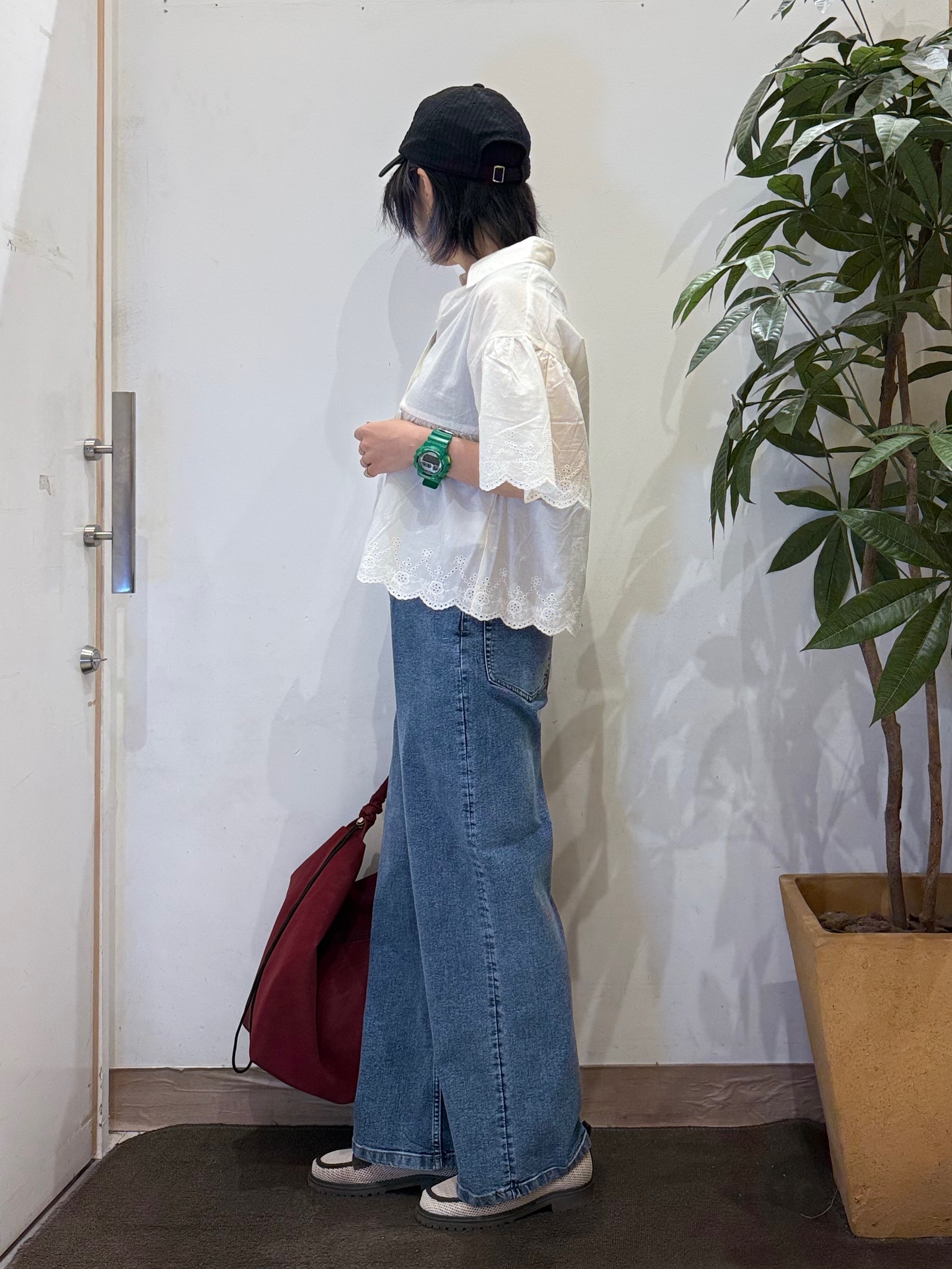 misakiさんの「SHOO･LA･RUE｜【洗濯機可/綿100％/体型カバー】刺繍レースがこなれ見え 二の腕が隠せる ペプラムブラウス」を使ったコーディネート