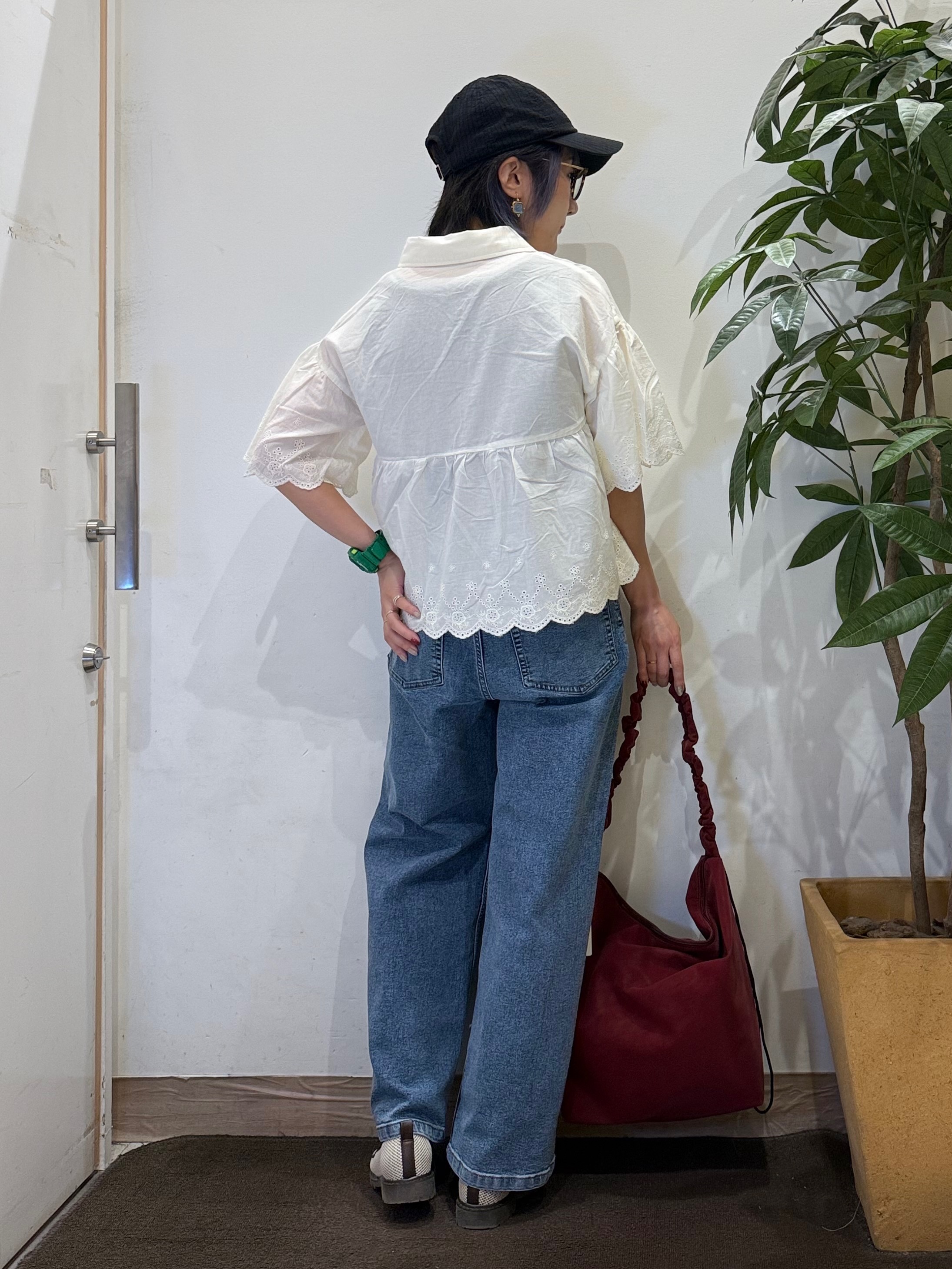 misakiさんの「SHOO･LA･RUE｜【洗濯機可/綿100％/体型カバー】刺繍レースがこなれ見え 二の腕が隠せる ペプラムブラウス」を使ったコーディネート