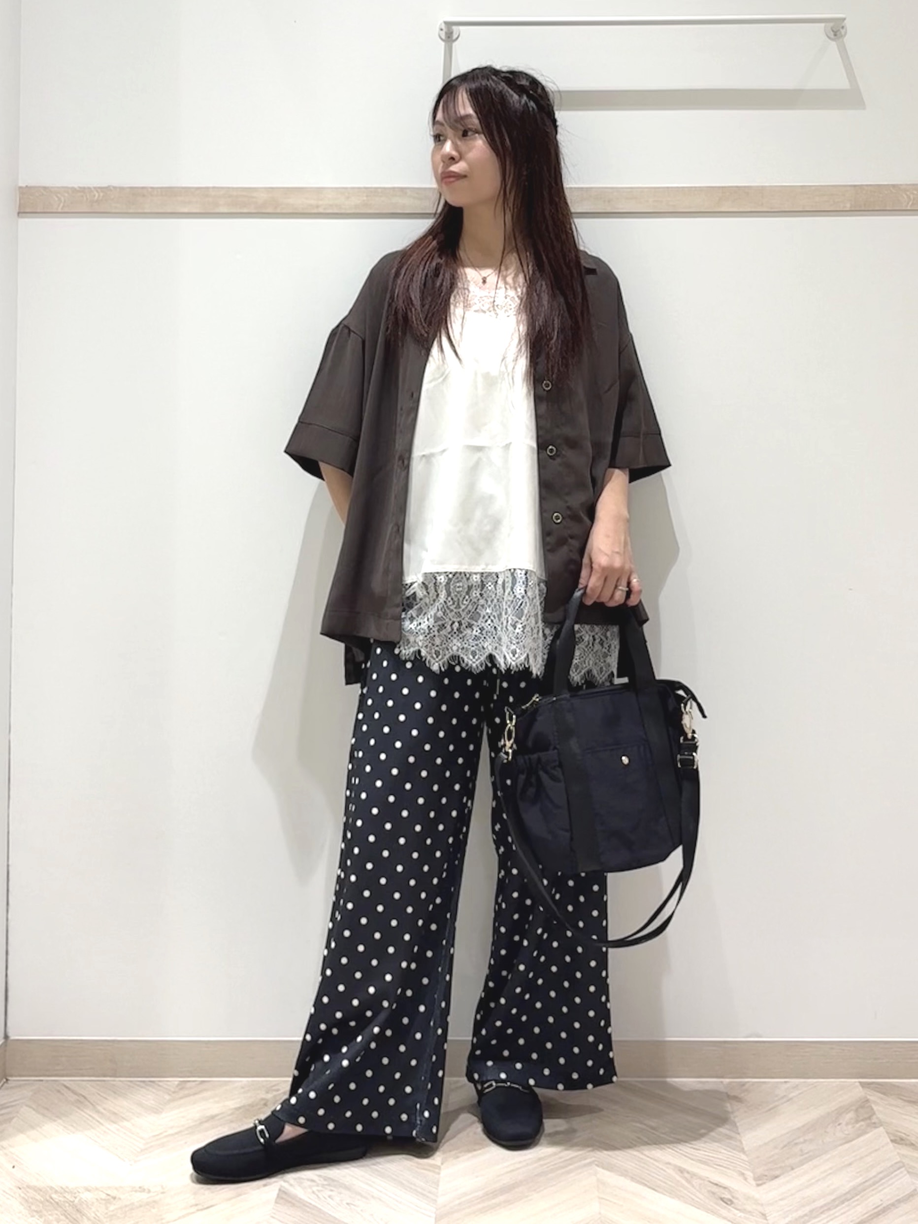 nanaさんの「SHOO･LA･RUE｜【通気性〇/UV/S-LL】洗濯後しわになりにくい とろみストライプシャツ」を使ったコーディネート