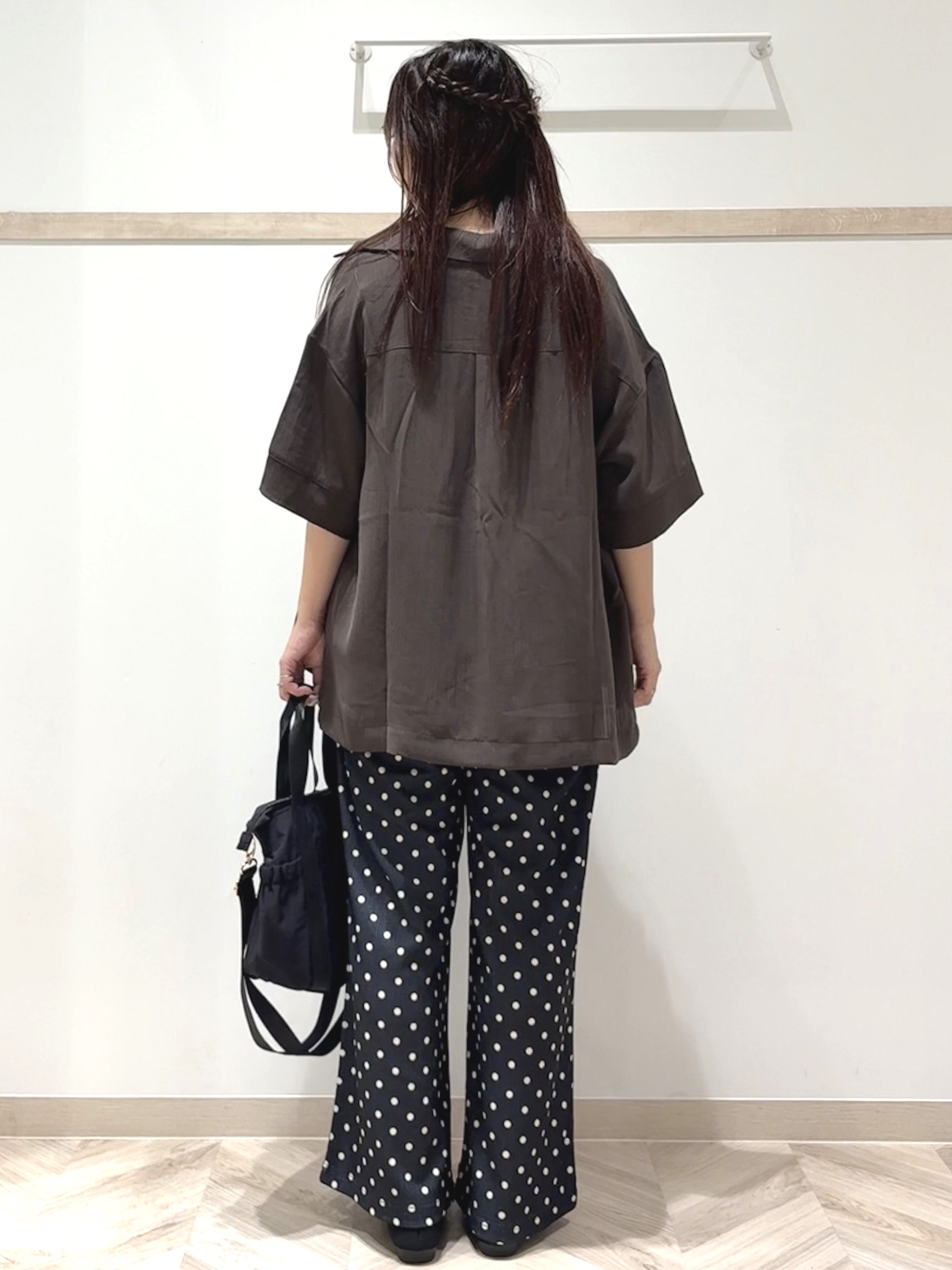 nanaさんの「SHOO･LA･RUE｜【通気性〇/UV/S-LL】洗濯後しわになりにくい とろみストライプシャツ」を使ったコーディネート