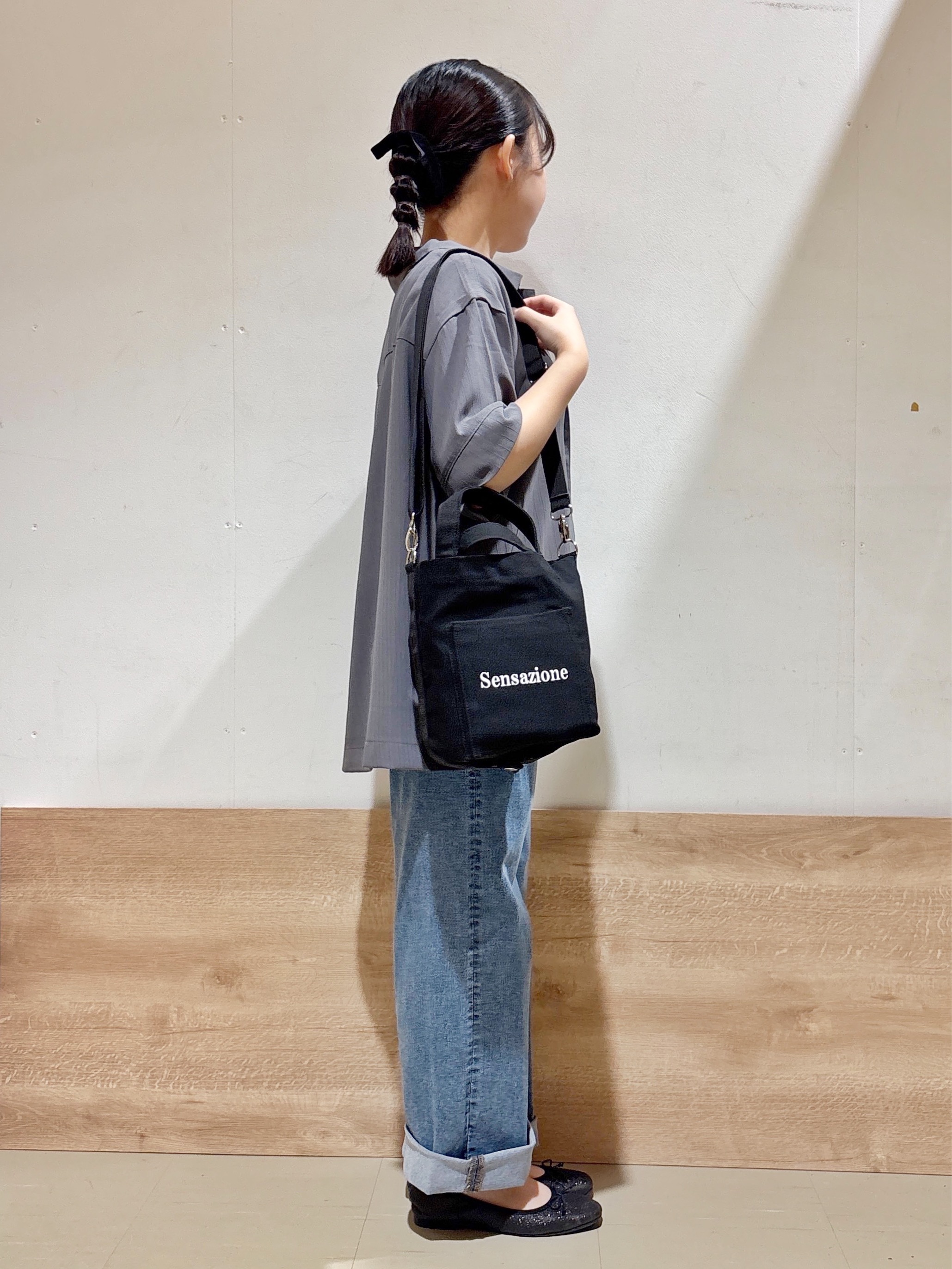 るねさんの「SHOO･LA･RUE｜【通気性〇/UV/S-LL】洗濯後しわになりにくい とろみストライプシャツ」を使ったコーディネート