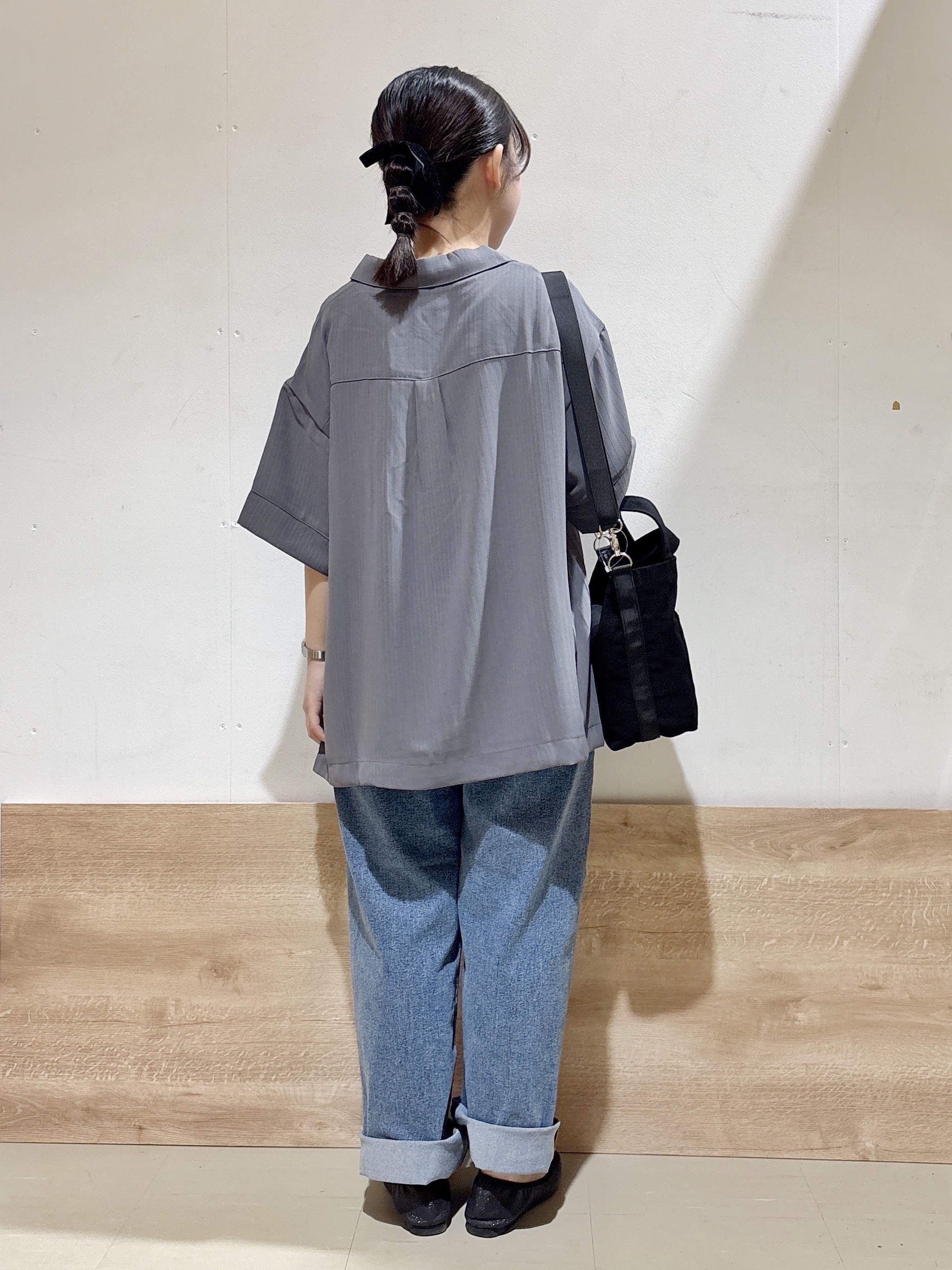 るねさんの「SHOO･LA･RUE｜【通気性〇/UV/S-LL】洗濯後しわになりにくい とろみストライプシャツ」を使ったコーディネート