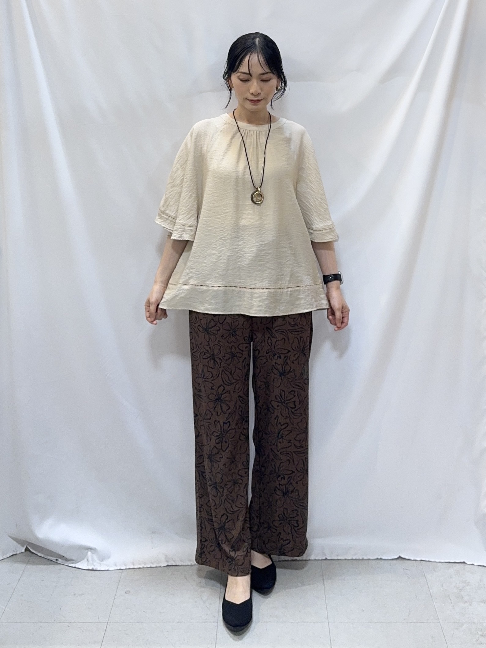 𝐇𝐢𝐫𝐨𝐦𝐢さんの「SHOO･LA･RUE｜【S-LL/洗濯機可/体型カバー】はしごレースがポイント スラブポンチョ風ブラウス」を使ったコーディネート