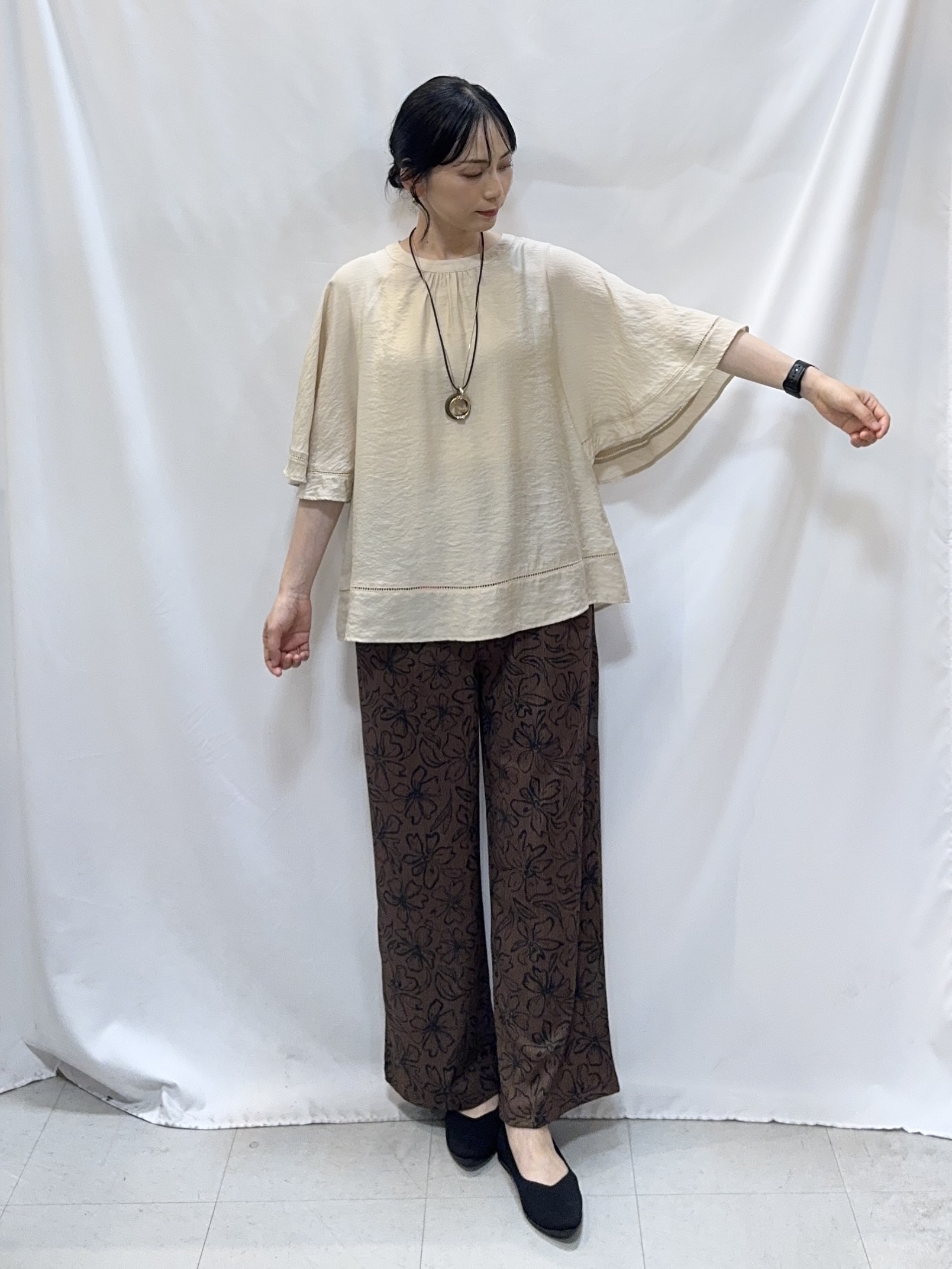 𝐇𝐢𝐫𝐨𝐦𝐢さんの「SHOO･LA･RUE｜【S-LL/洗濯機可/体型カバー】はしごレースがポイント スラブポンチョ風ブラウス」を使ったコーディネート
