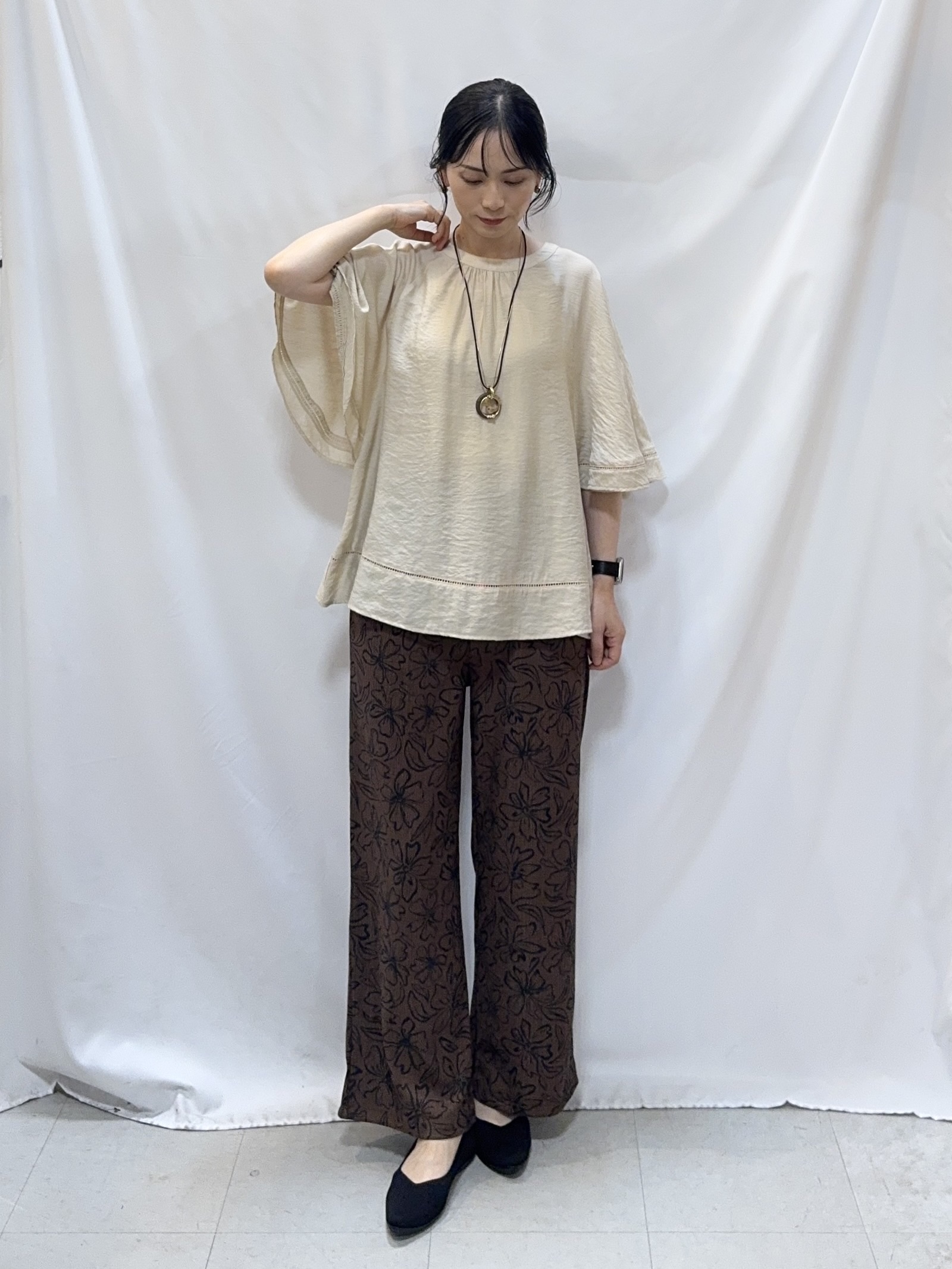 𝐇𝐢𝐫𝐨𝐦𝐢さんの「SHOO･LA･RUE｜【S-LL/洗濯機可/体型カバー】はしごレースがポイント スラブポンチョ風ブラウス」を使ったコーディネート