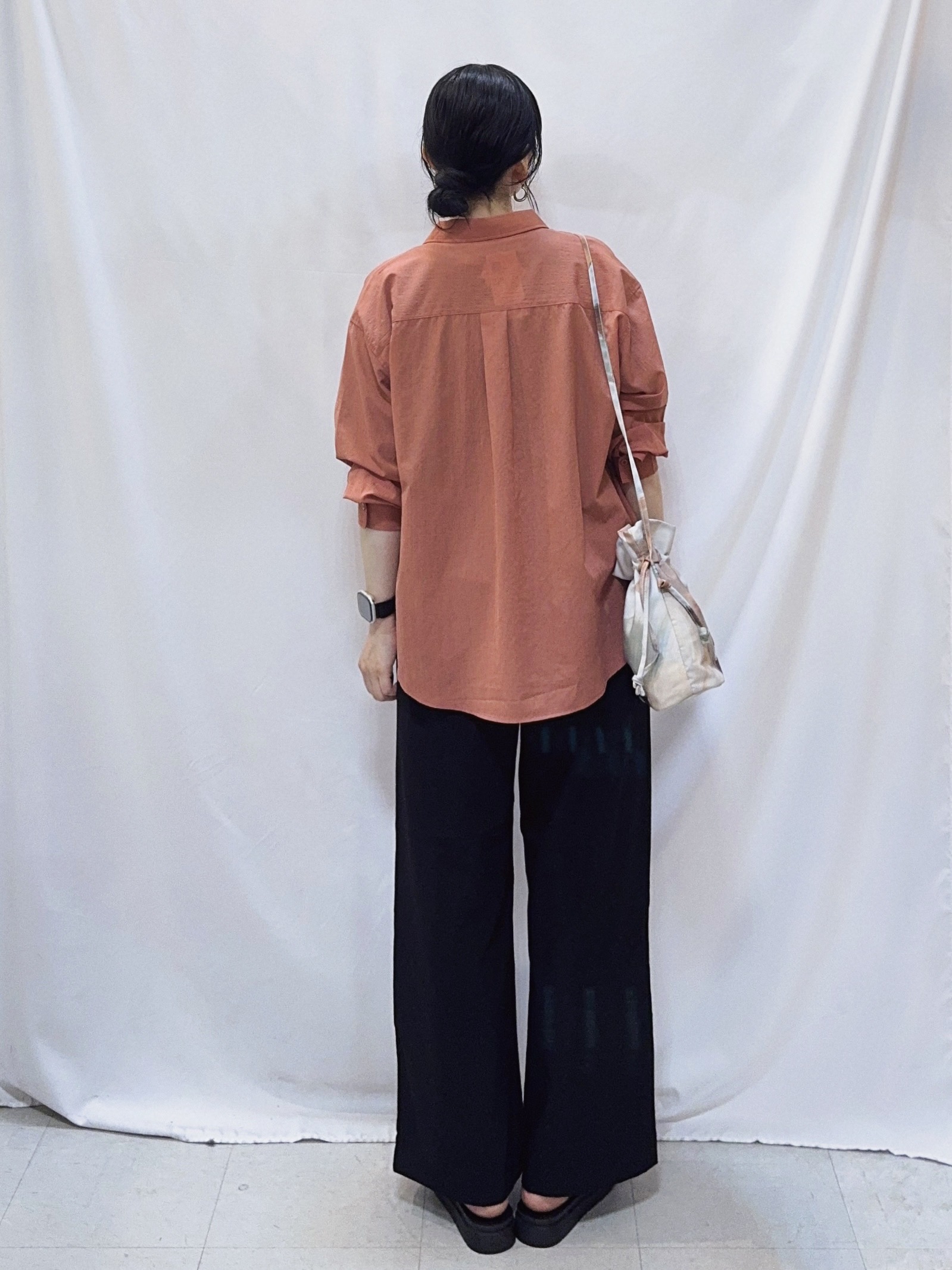 𝐇𝐢𝐫𝐨𝐦𝐢さんの「SHOO･LA･RUE｜【通気性〇/S-LL/洗濯機可】羽織にも使いやすい きちんとベーシックシャツ」を使ったコーディネート