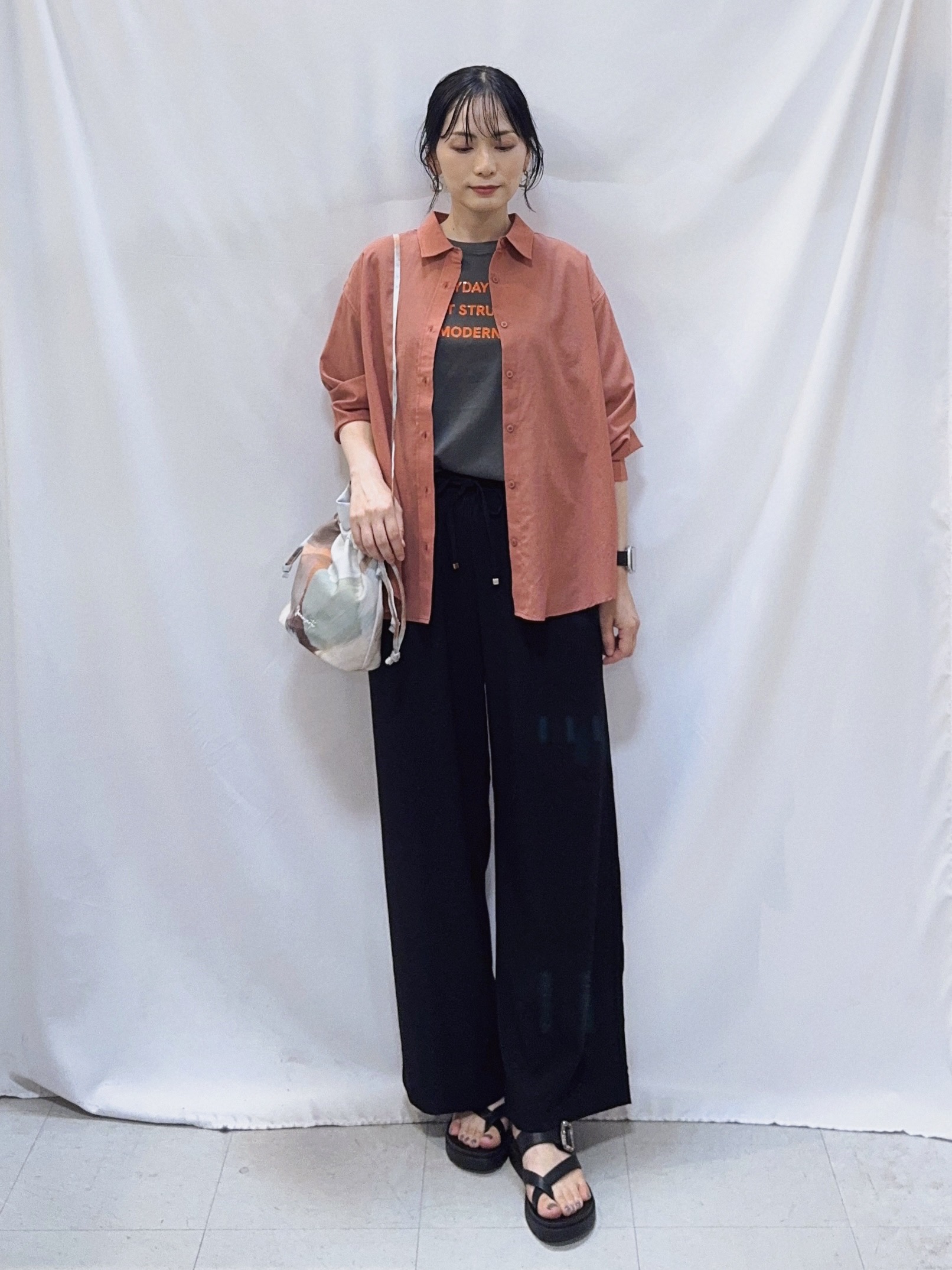 𝐇𝐢𝐫𝐨𝐦𝐢さんの「SHOO･LA･RUE｜【通気性〇/S-LL/洗濯機可】羽織にも使いやすい きちんとベーシックシャツ」を使ったコーディネート
