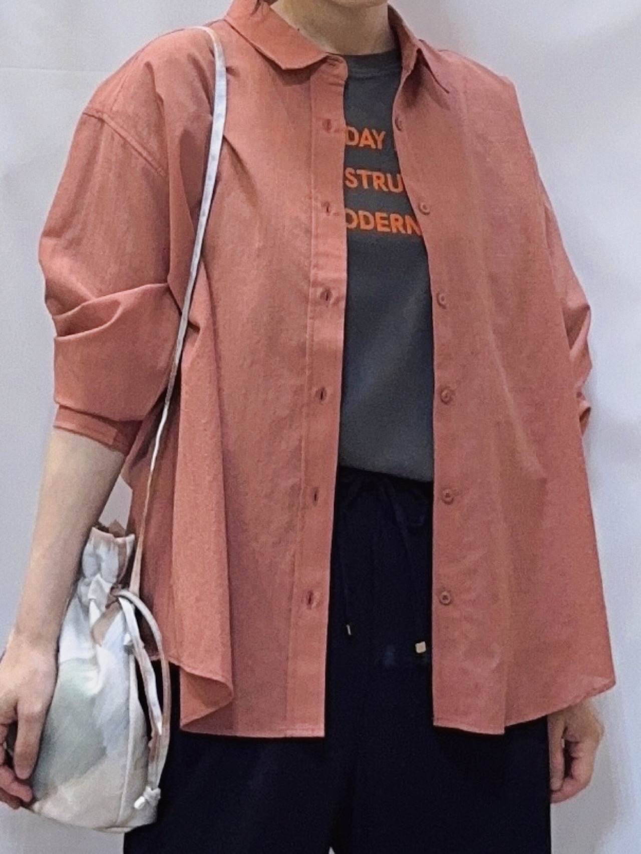 𝐇𝐢𝐫𝐨𝐦𝐢さんの「SHOO･LA･RUE｜【通気性〇/S-LL/洗濯機可】羽織にも使いやすい きちんとベーシックシャツ」を使ったコーディネート