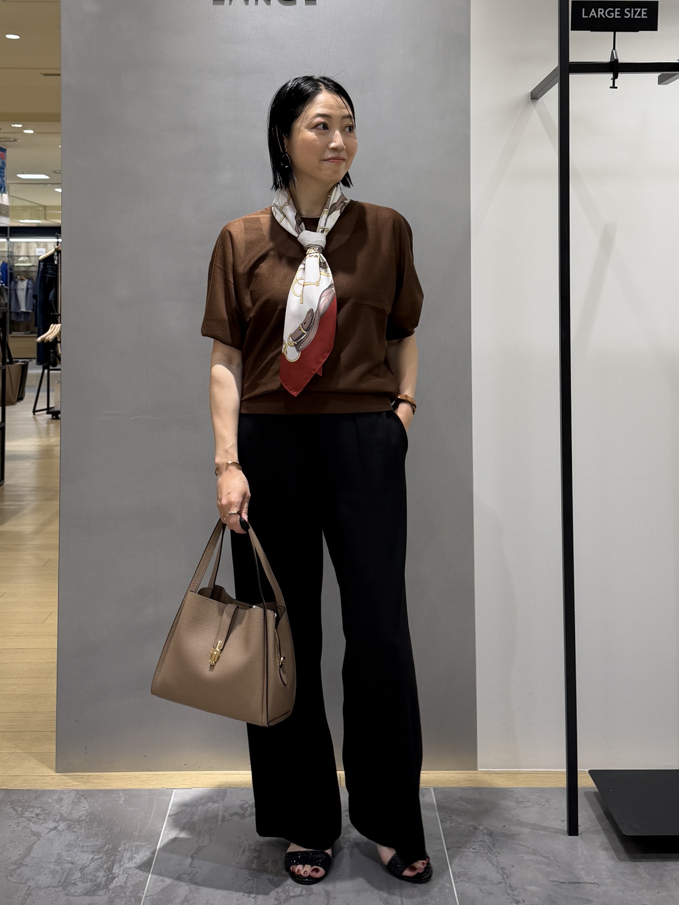 shihoさんの「INDIVI｜【体型カバー／洗える】シアードルマンニット」を使ったコーディネート