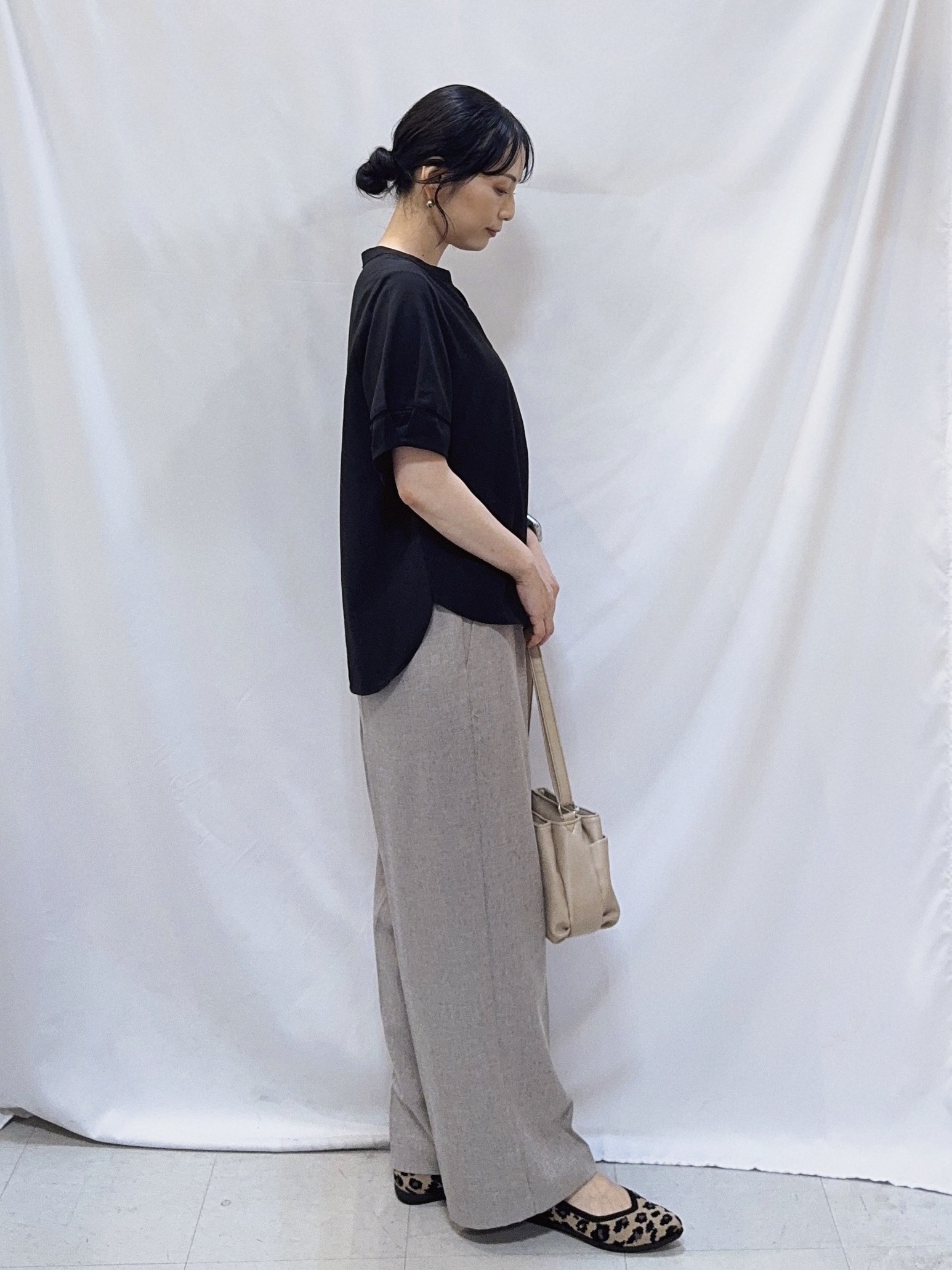 𝐇𝐢𝐫𝐨𝐦𝐢さんの「SHOO･LA･RUE｜【洗濯後しわになりにくい/インせずきまる】シンプルだけど女性らしい 麻調スキッパーブラウス」を使ったコーディネート