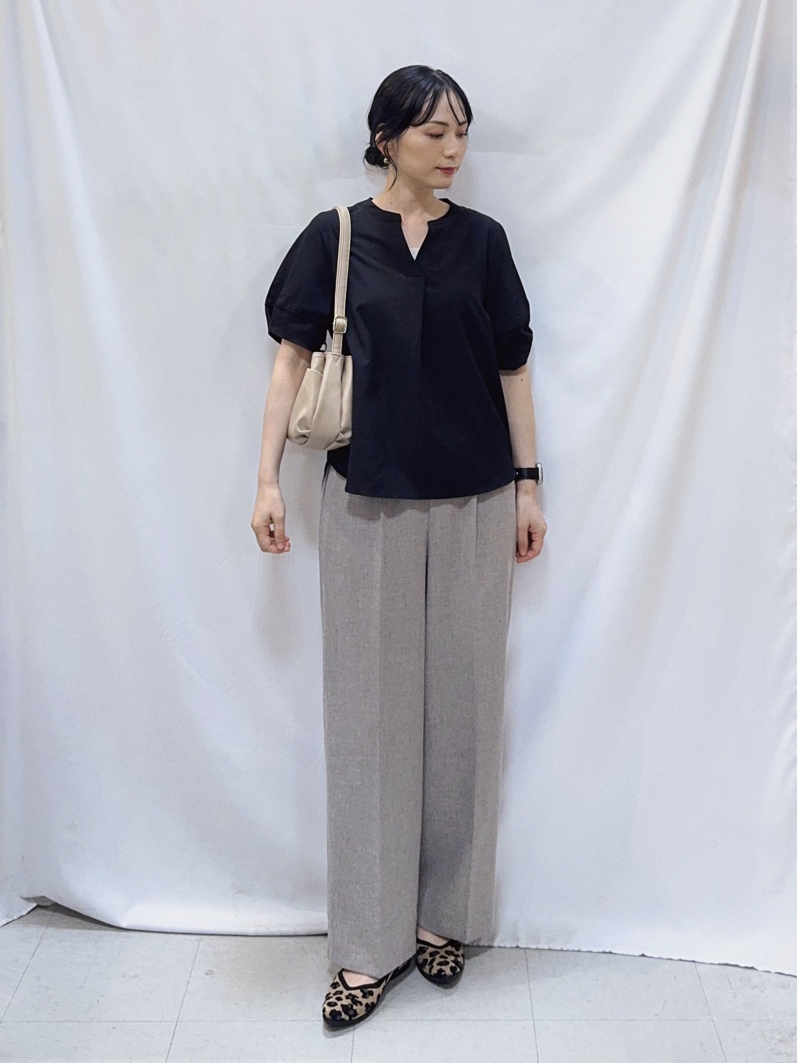 𝐇𝐢𝐫𝐨𝐦𝐢さんの「SHOO･LA･RUE｜【洗濯後しわになりにくい/インせずきまる】シンプルだけど女性らしい 麻調スキッパーブラウス」を使ったコーディネート