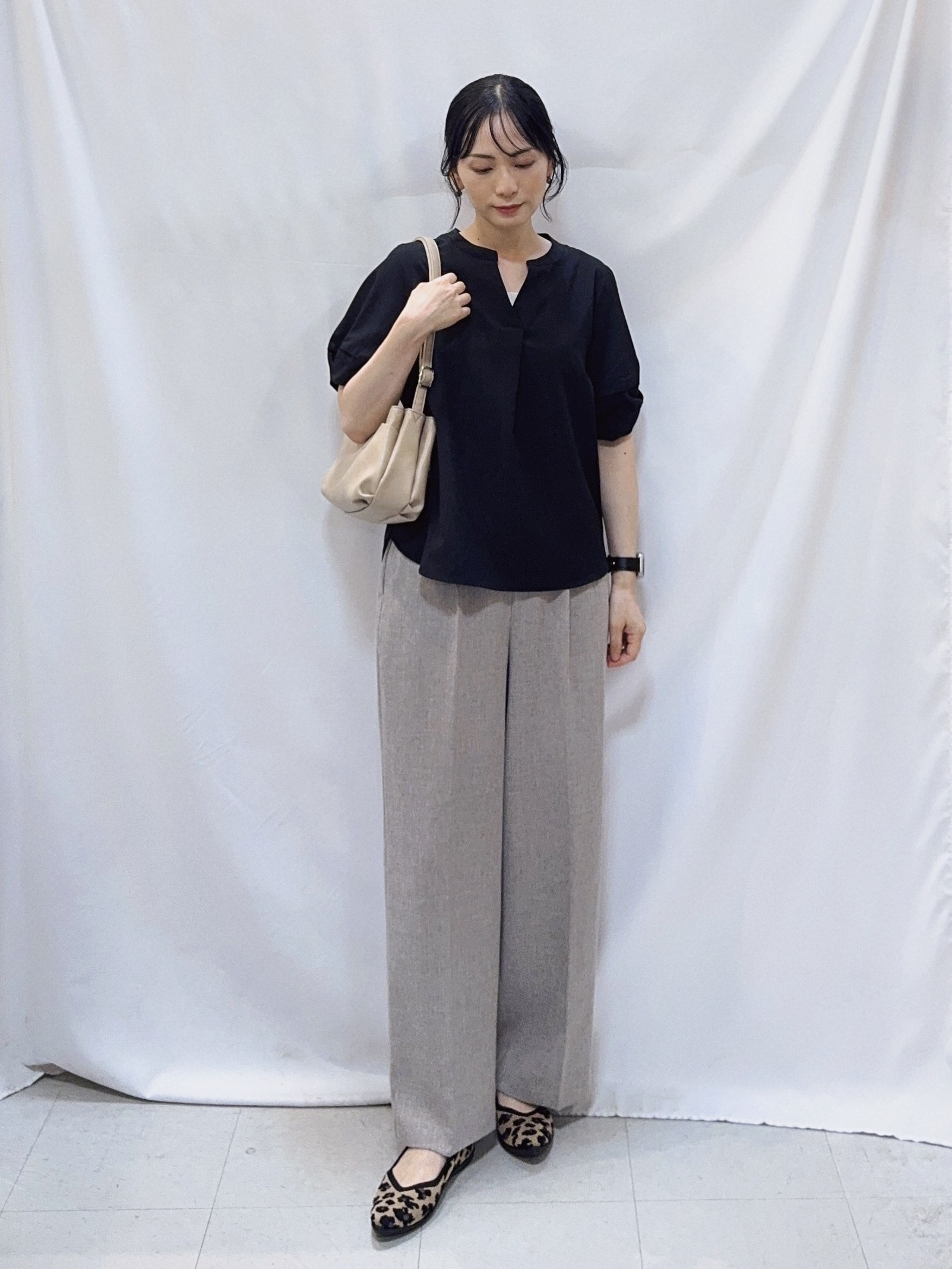 𝐇𝐢𝐫𝐨𝐦𝐢さんの「SHOO･LA･RUE｜【洗濯後しわになりにくい/インせずきまる】シンプルだけど女性らしい 麻調スキッパーブラウス」を使ったコーディネート