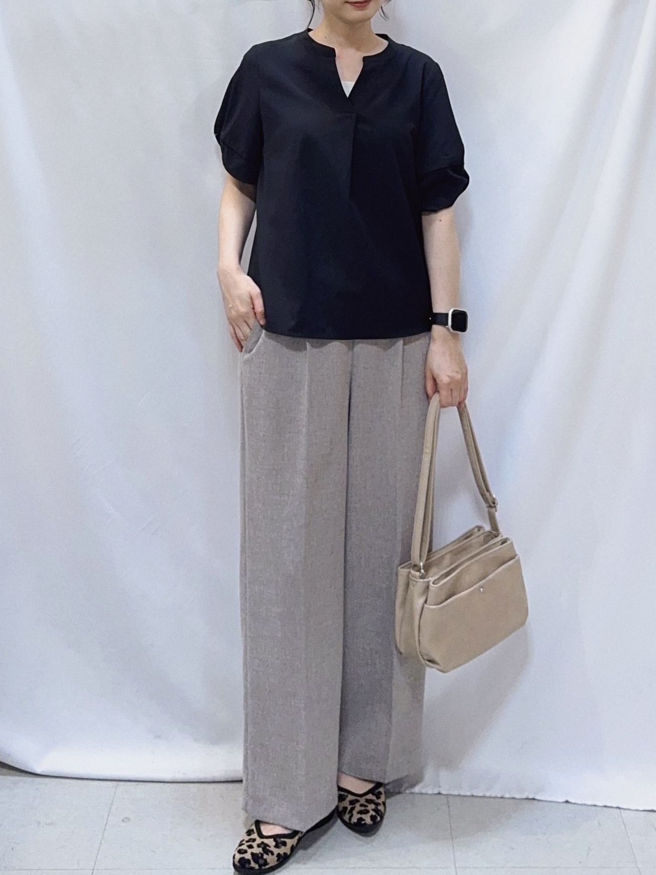 𝐇𝐢𝐫𝐨𝐦𝐢さんの「SHOO･LA･RUE｜【洗濯後しわになりにくい/インせずきまる】シンプルだけど女性らしい 麻調スキッパーブラウス」を使ったコーディネート