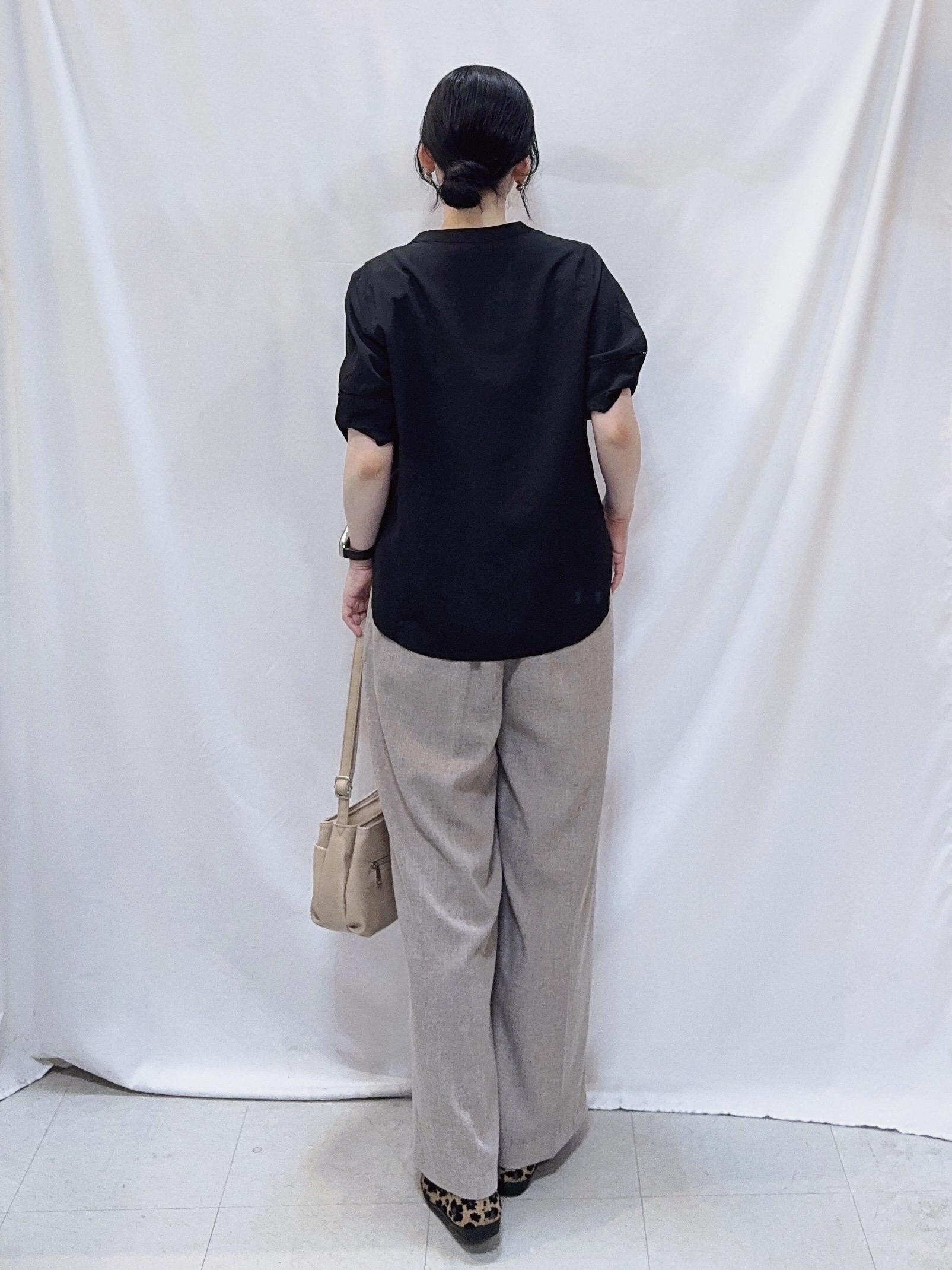 𝐇𝐢𝐫𝐨𝐦𝐢さんの「SHOO･LA･RUE｜【洗濯後しわになりにくい/インせずきまる】シンプルだけど女性らしい 麻調スキッパーブラウス」を使ったコーディネート