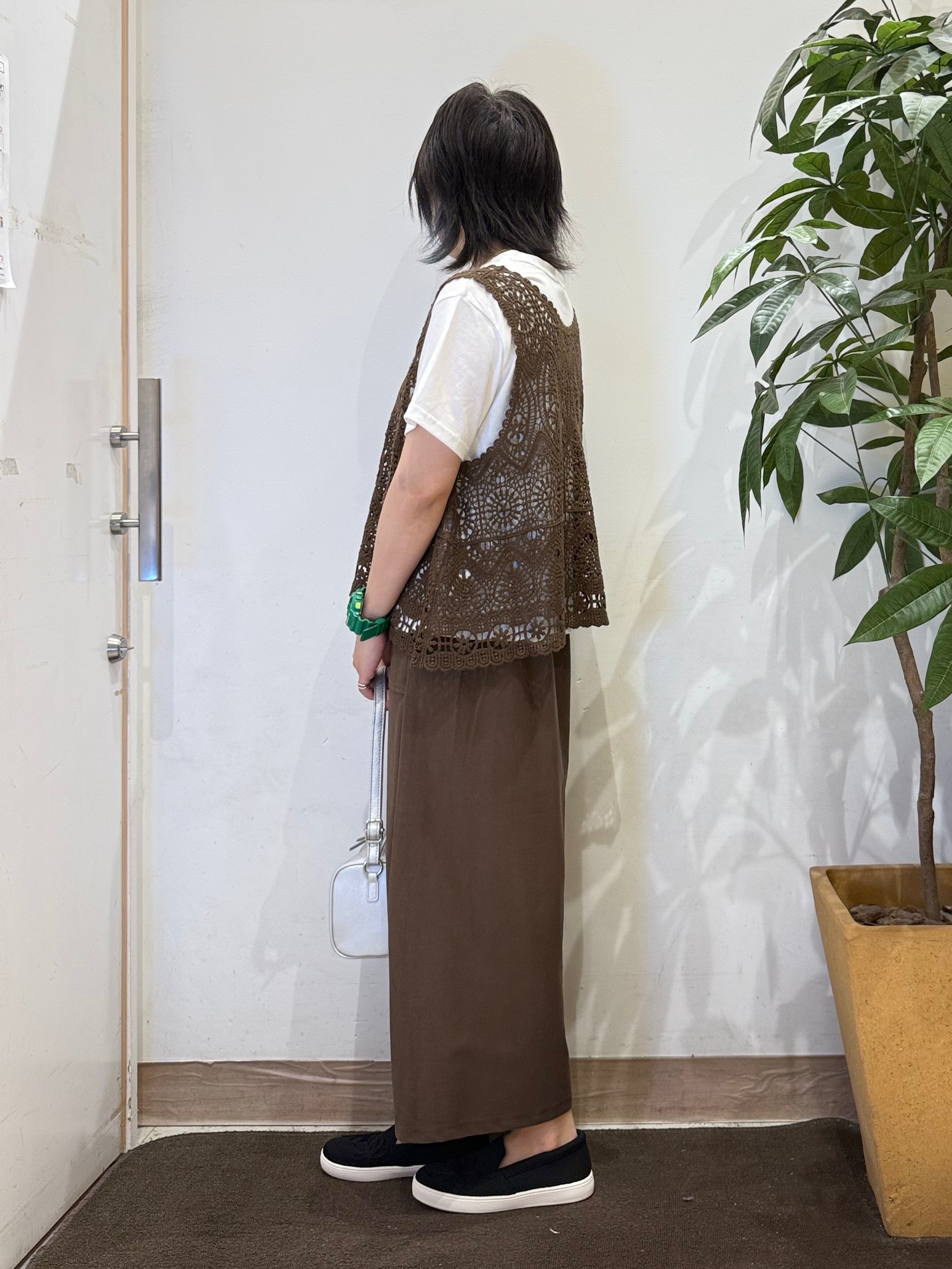 misakiさんの「SHOO･LA･RUE｜【2点セット/体型カバー】瞬間レイヤードコーデが完成 クロシェ編みベスト+ロゴT」を使ったコーディネート