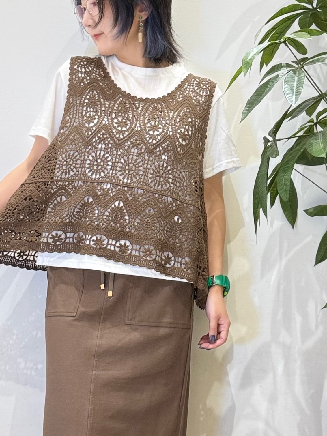 misakiさんの「SHOO･LA･RUE｜【2点セット/体型カバー】瞬間レイヤードコーデが完成 クロシェ編みベスト+ロゴT」を使ったコーディネート