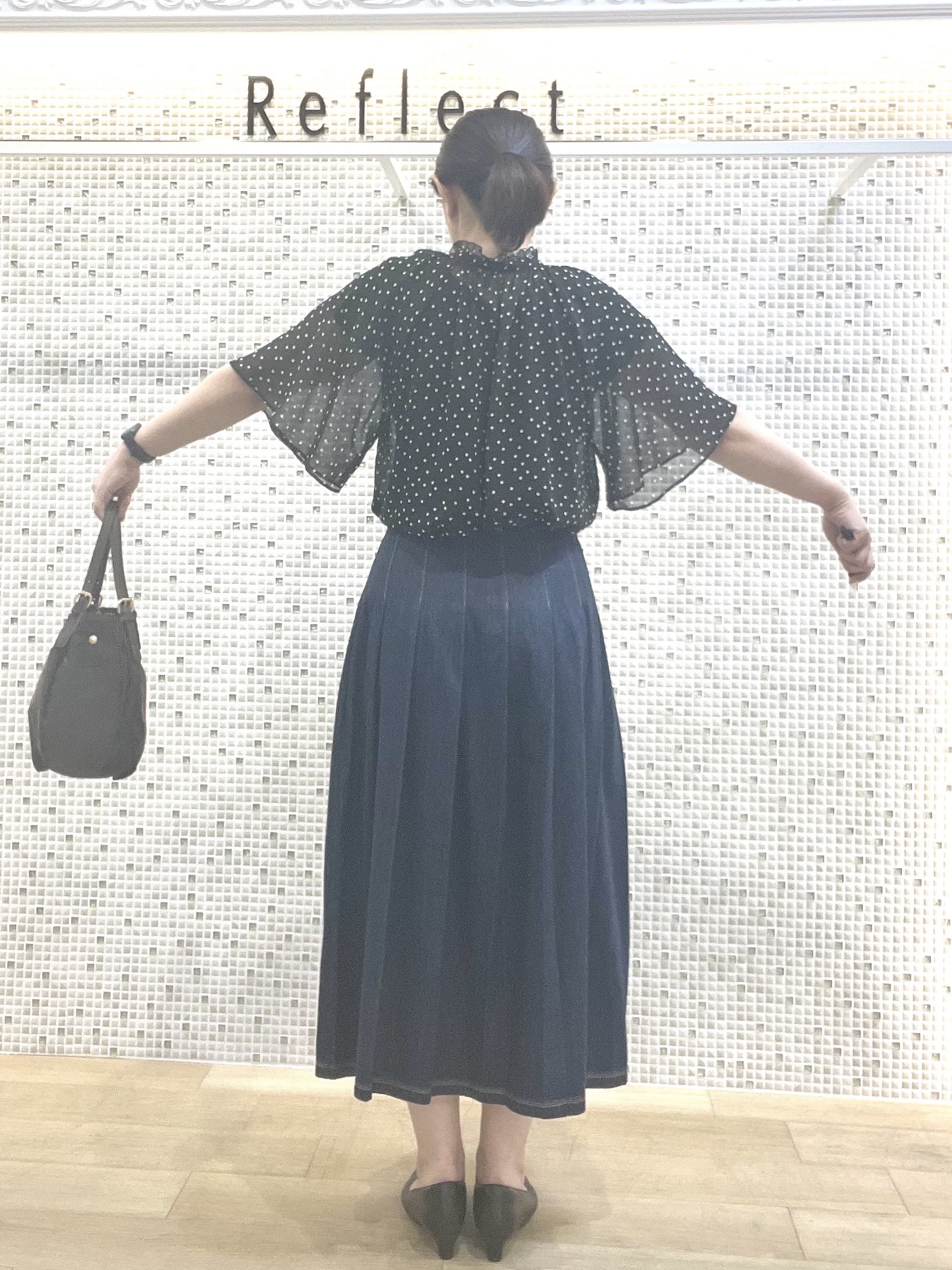 KAOさんの「Reflect｜【セットアップ／手洗い可】ドット柄シアーブラウス」を使ったコーディネート