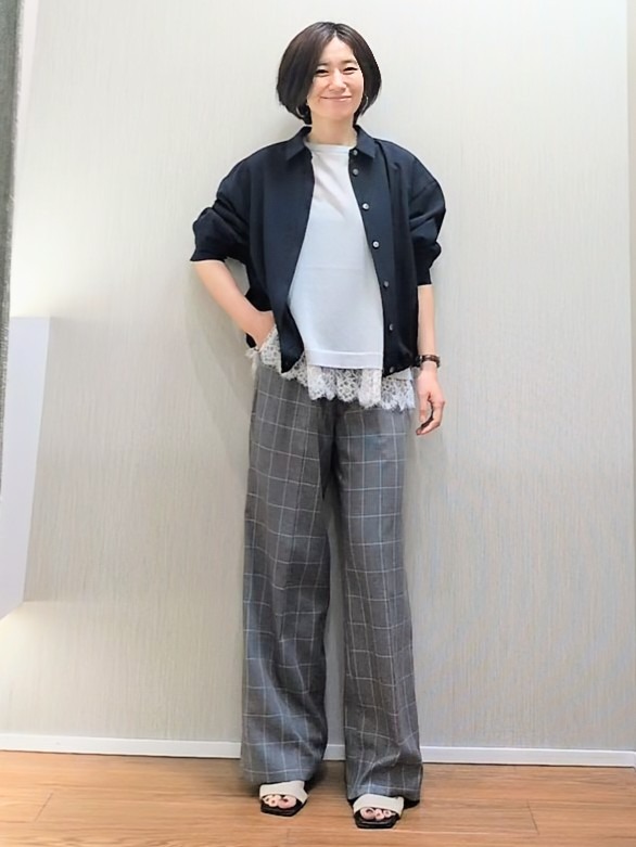 ミズタさんの「UNTITLED｜【秋羽織り/セットアップ可/UVカット】エアリークールドロストシャツ」を使ったコーディネート