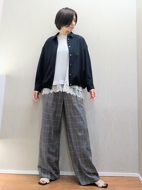 ミズタさんの「UNTITLED｜【秋羽織り/セットアップ可/UVカット】エアリークールドロストシャツ」を使ったコーディネート