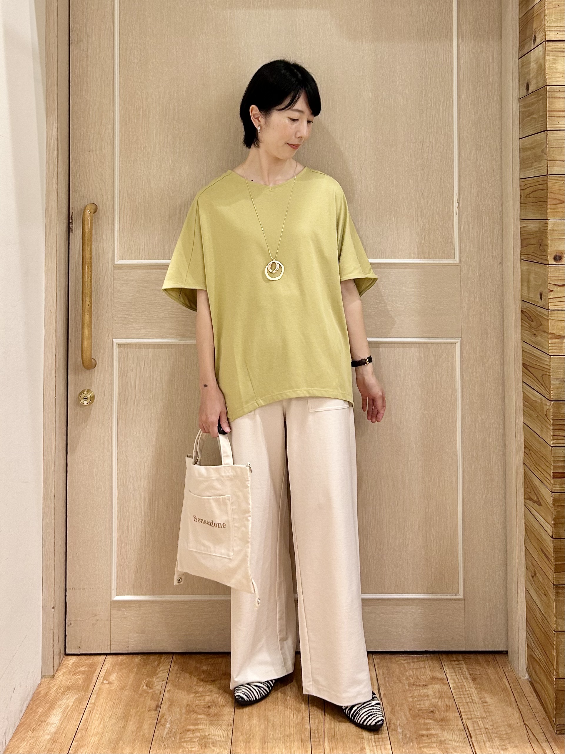 ちぐささんの「SHOO･LA･RUE｜【洗濯機可/体型カバー】インせず着られる 上品見えのドルマントップス」を使ったコーディネート