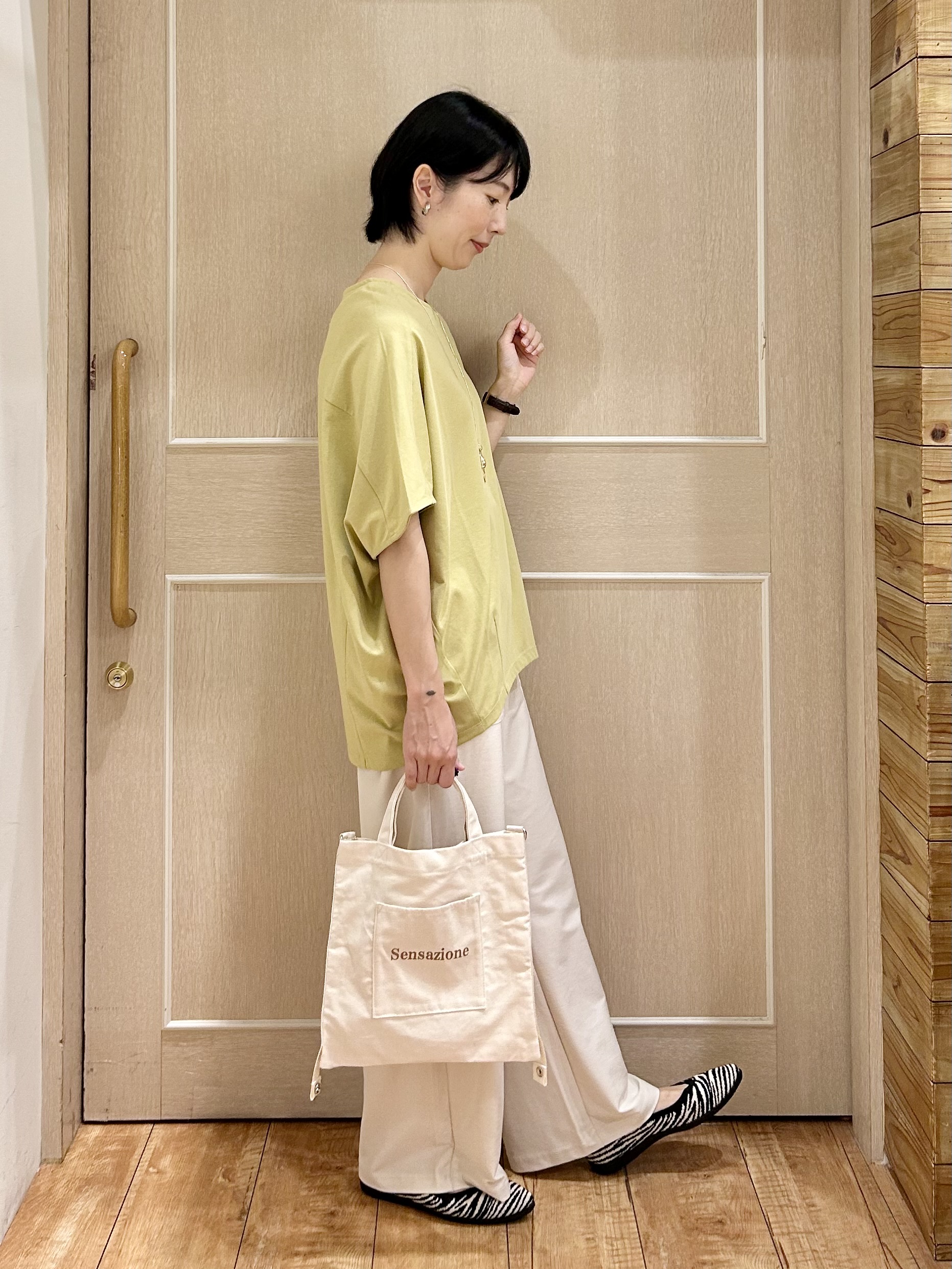 ちぐささんの「SHOO･LA･RUE｜【洗濯機可/体型カバー】インせず着られる 上品見えのドルマントップス」を使ったコーディネート